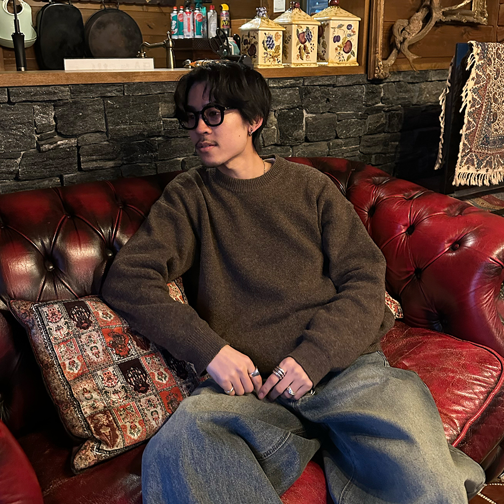 シンプルラウンドネックニット