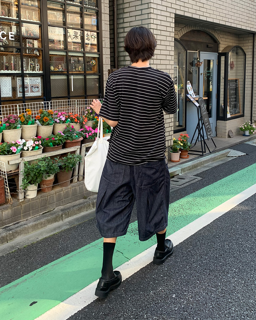 ユニセックス）タック入りワイドデニムバミューダパンツ