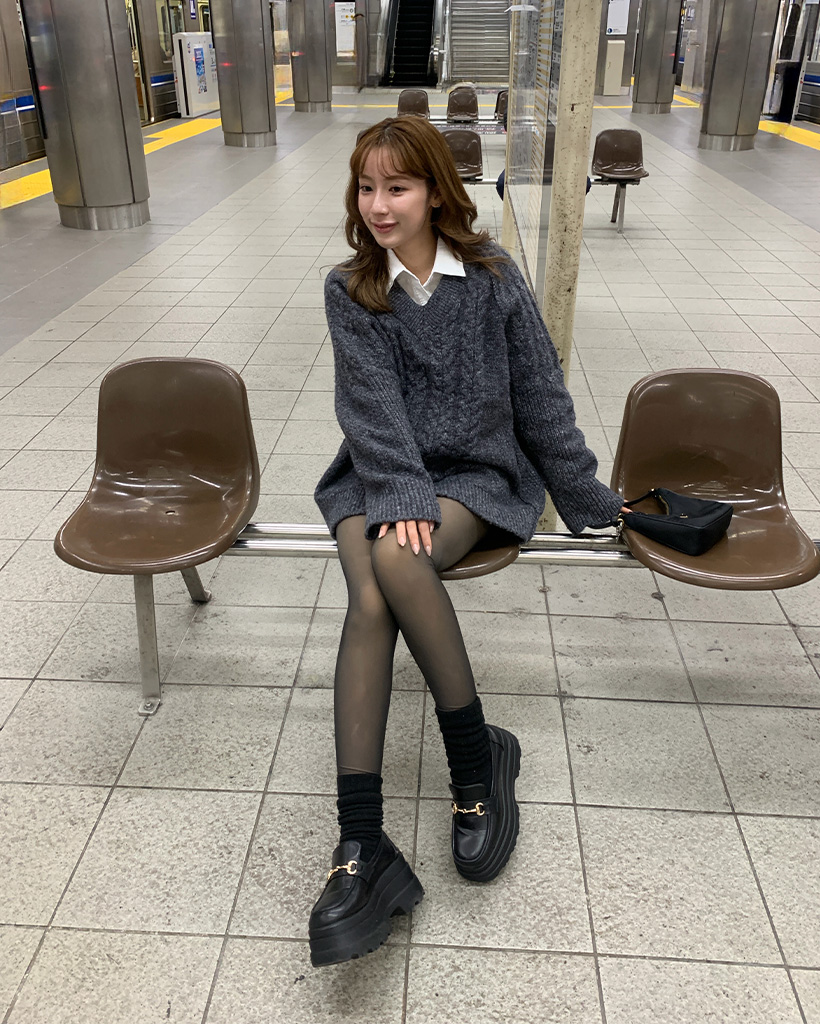 Vネックルーズフィットケーブルニット