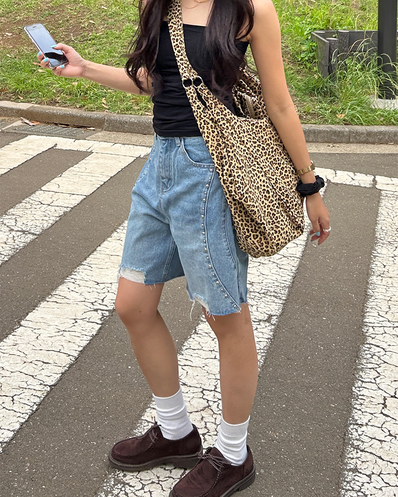 デニムショートパンツ 黒 金色ステッチ24インチ デニムショートパンツ 黒 金色ステッチ24インチ デニムショート