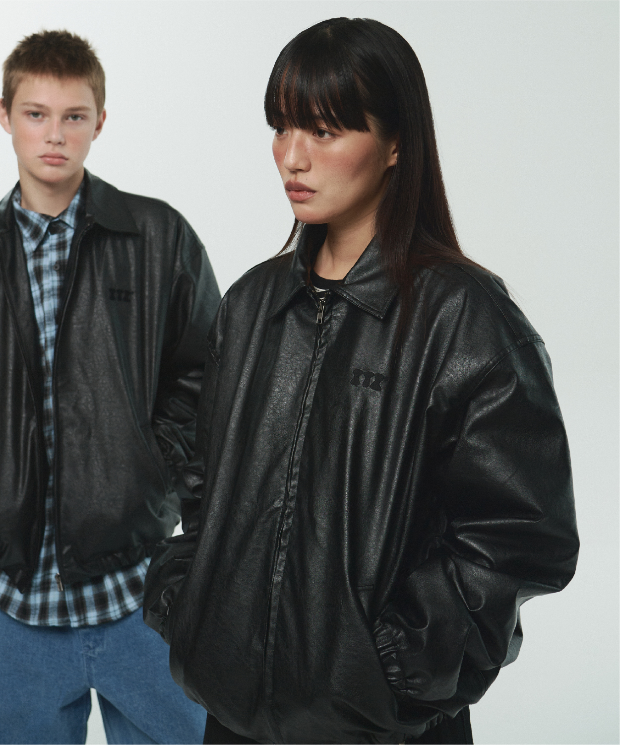 K-POPアイドル着用] ITZ MINI LOGO VEGAN LEATHER JACKET