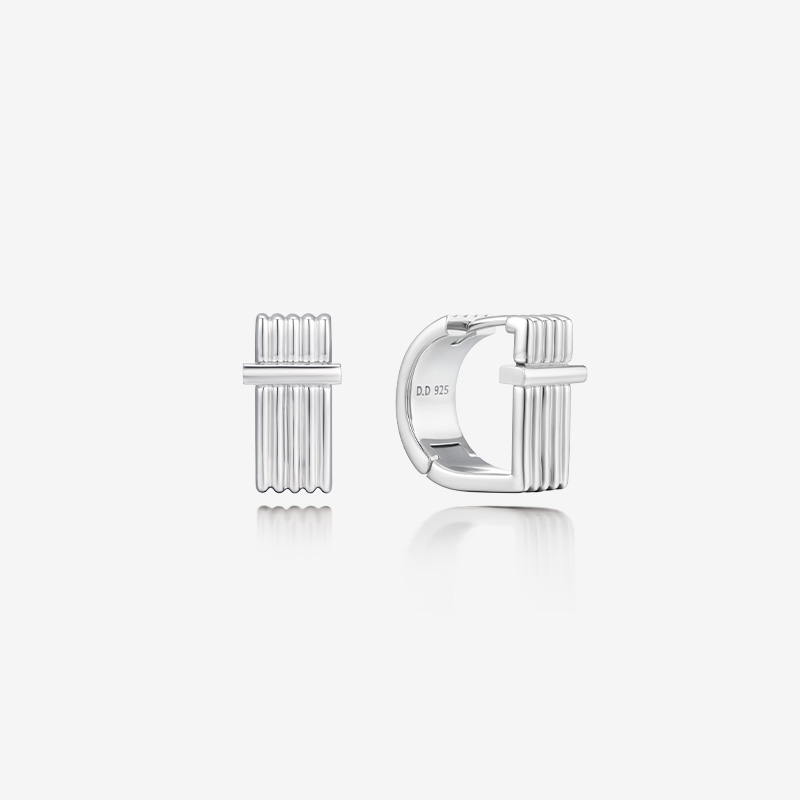 SIGNATURE. D SILVER EARRING-DUGWCR9750