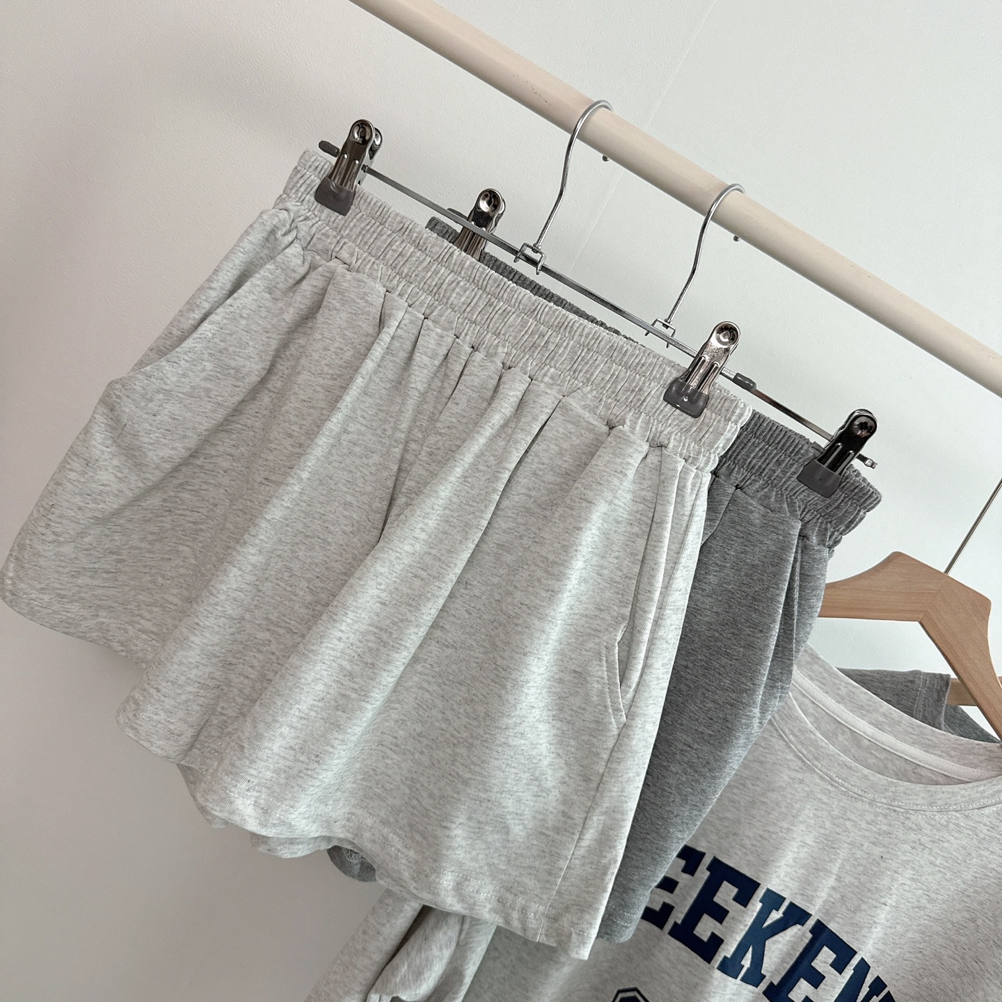 SET)レタリングスリムTシャツ＋ポケットショートパンツ | ファッション