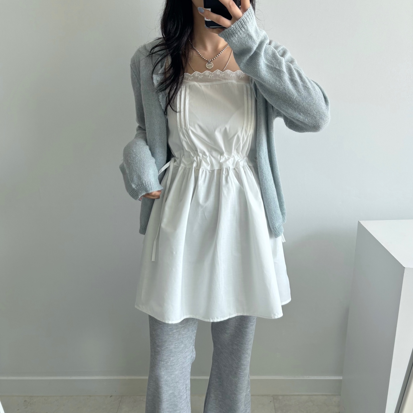 日本未入荷 CHUU★リボン柄レーストリムミニキャミワンピース モチーフレースミニキャミワンピース(M OFF WHITE): ワンピース