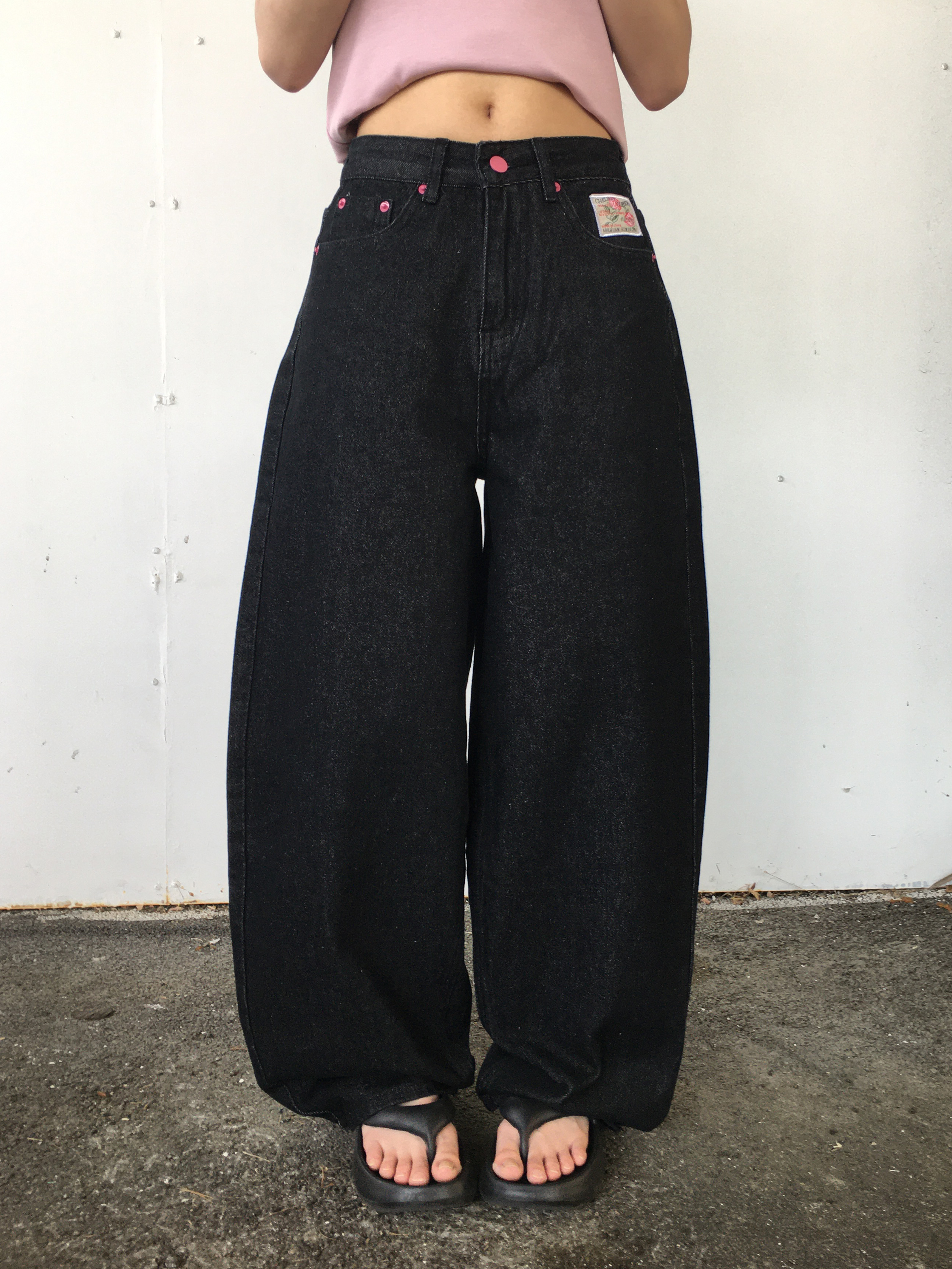 ピンクレタリングバルーンワイド生デニムパンツ | ファッション