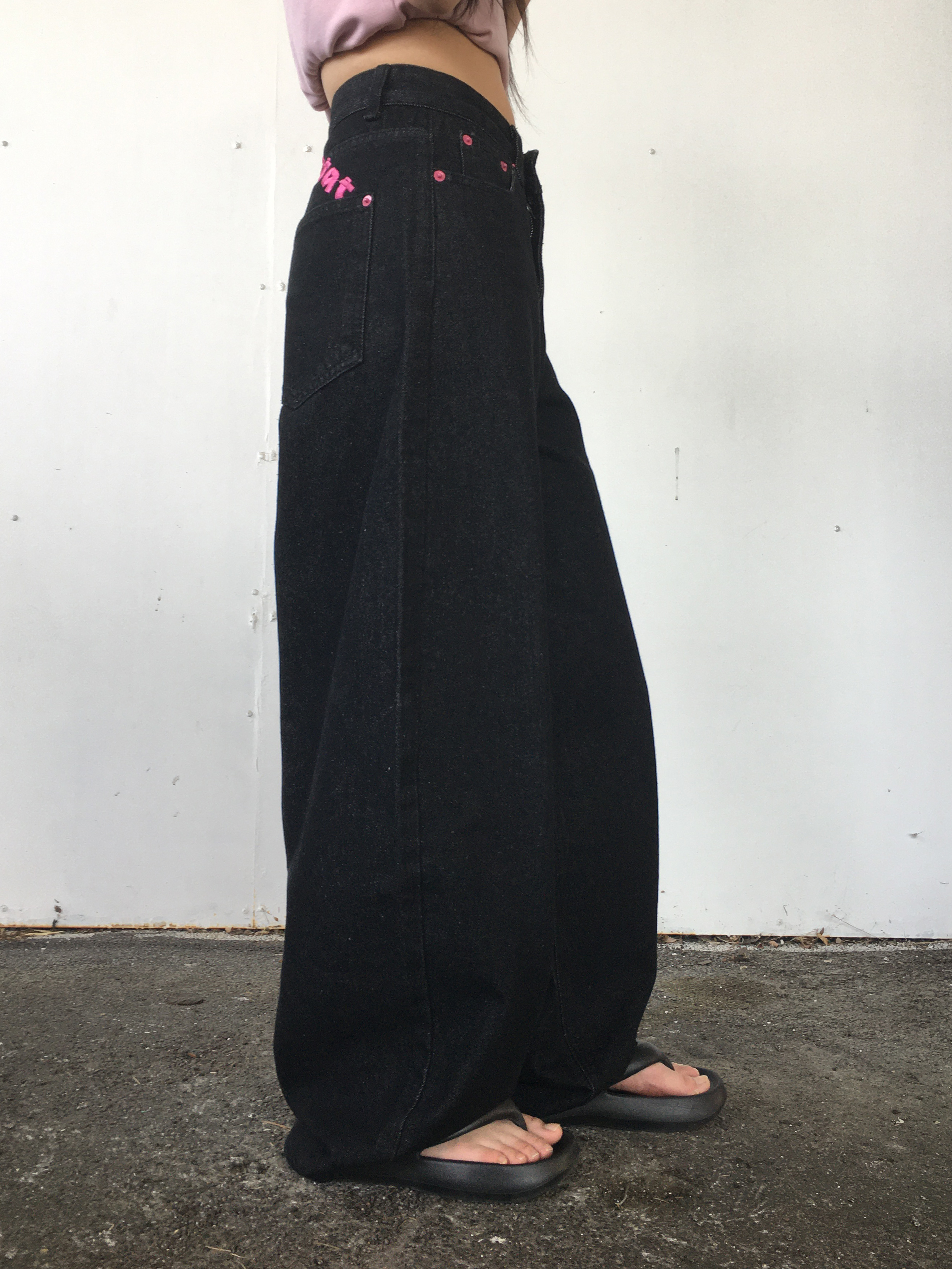ピンクレタリングバルーンワイド生デニムパンツ | ファッション