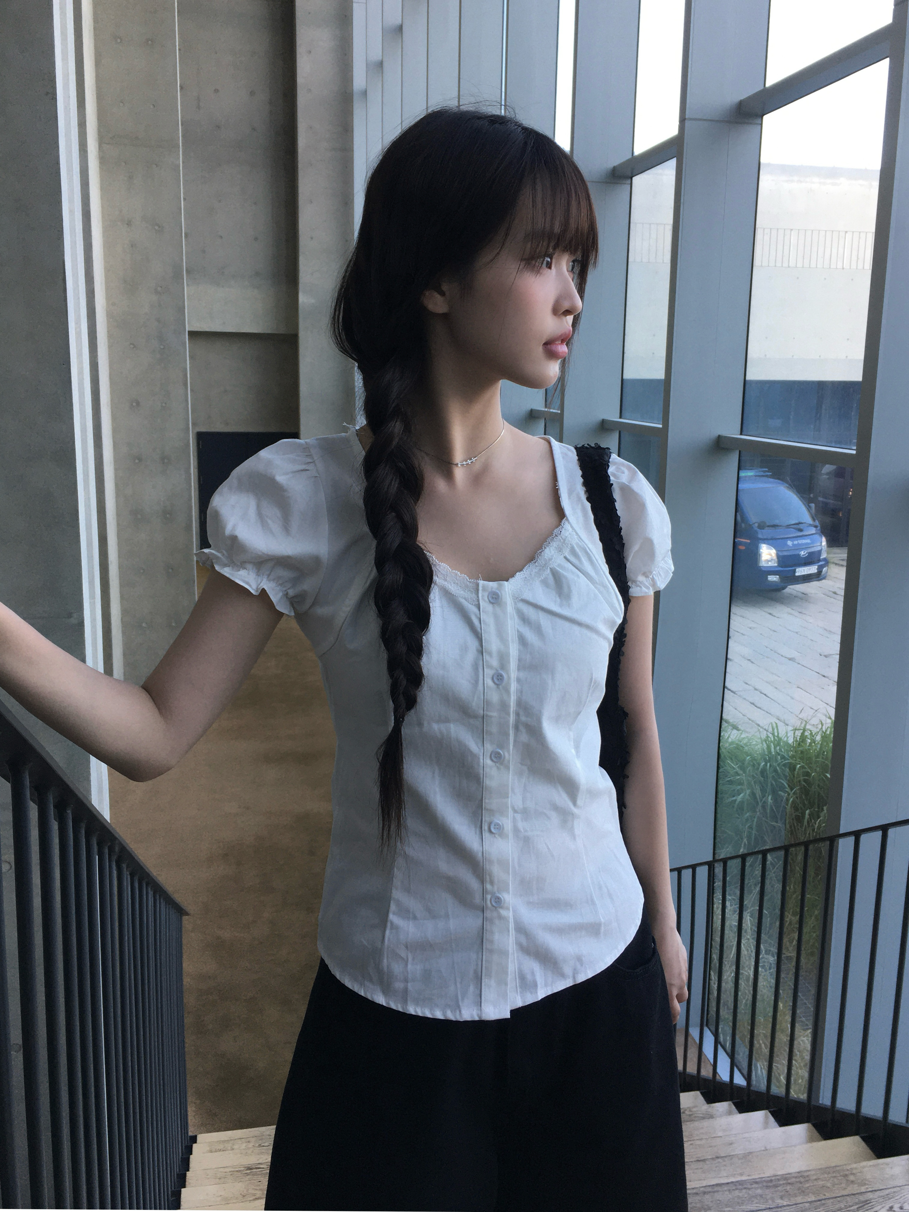 コットン混レースネックパフ半袖ブラウス