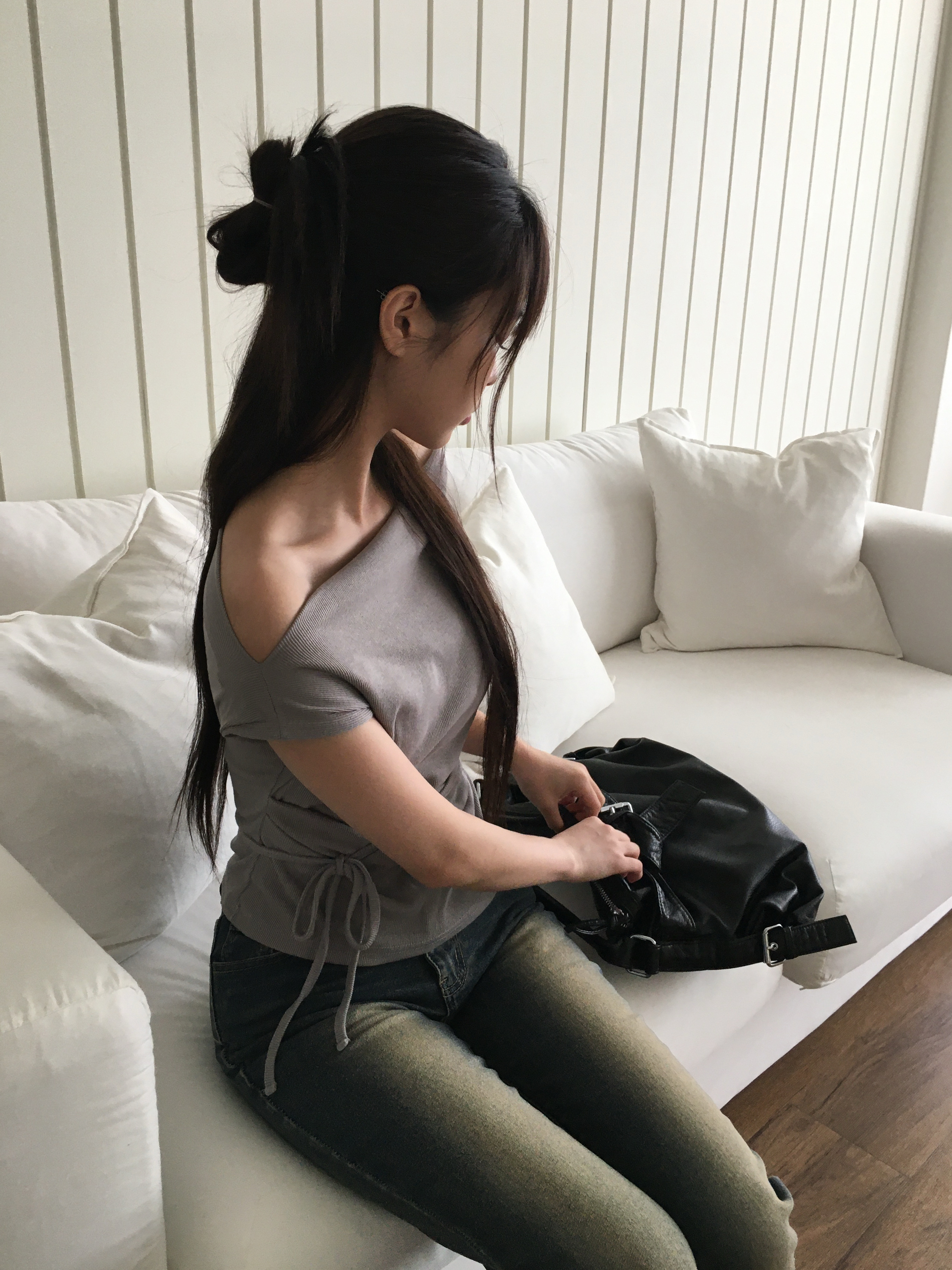 アンバランスネックオフショルダードレープリボンTシャツ