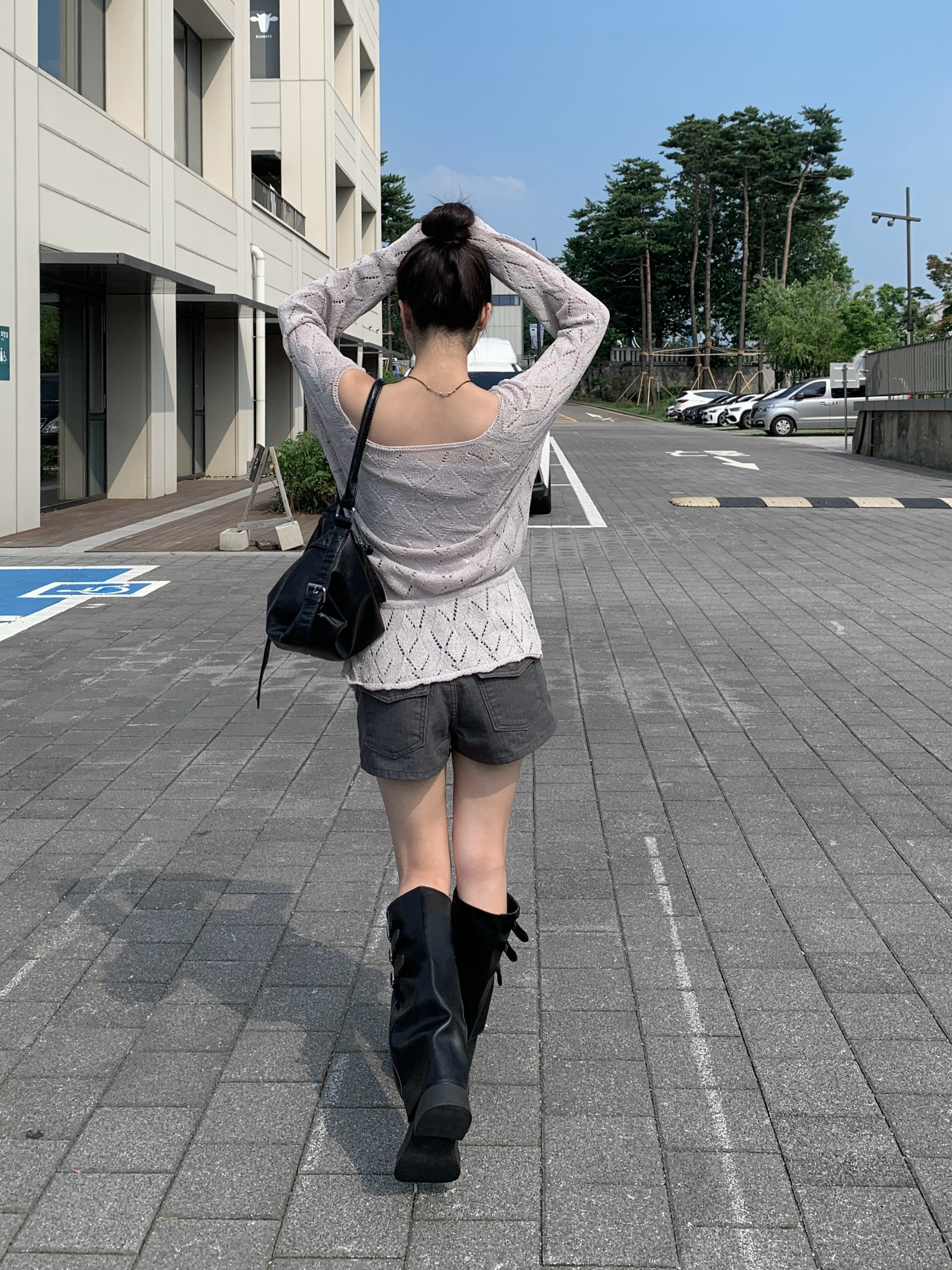 刺繍スタッズ付きダークデニムショートパンツ 24インチ 刺繍スタッズ付きダークデニムショートパンツ 24インチ 刺繍