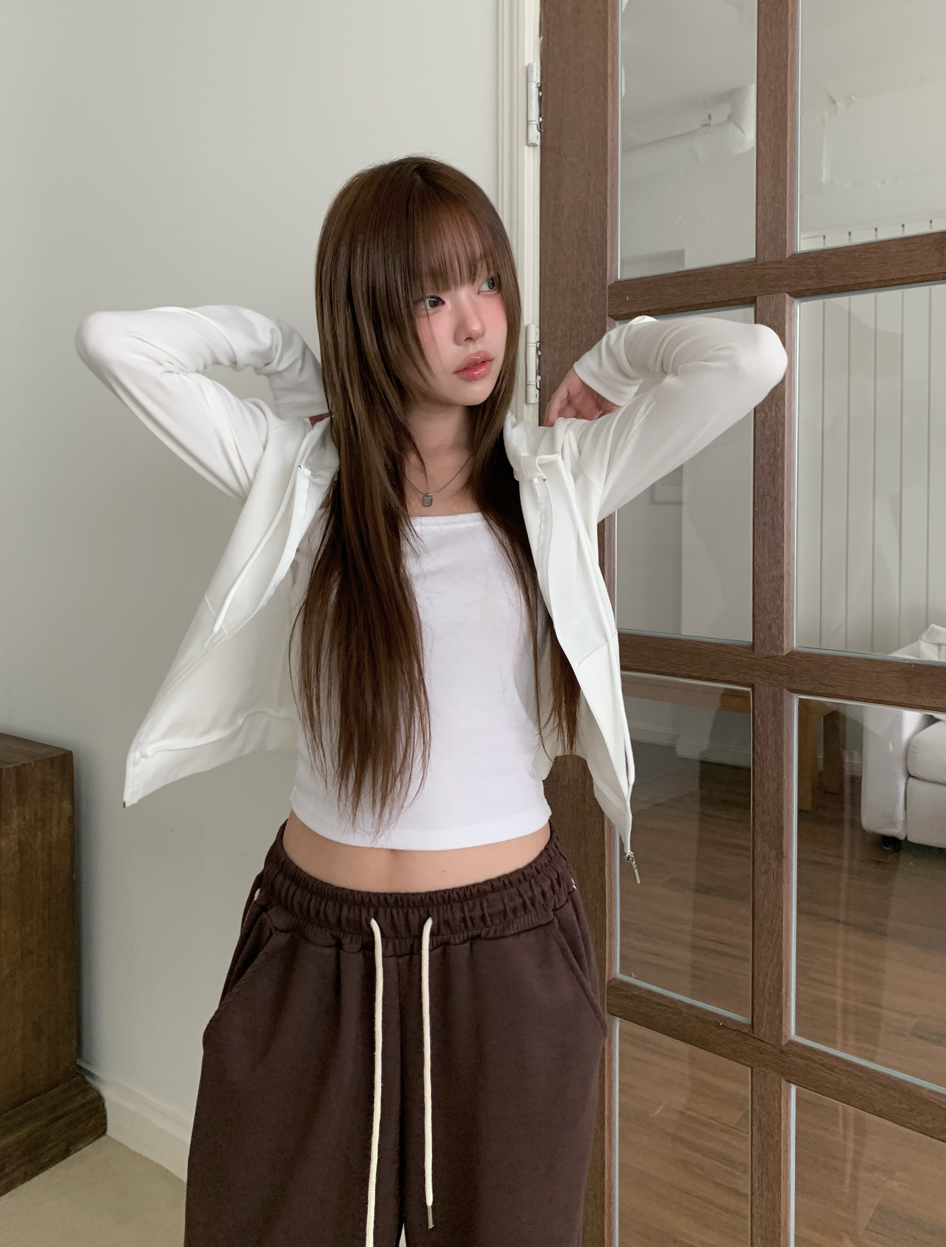 スリムフィットカンガルーポケットクロップドパーカー | ファッション