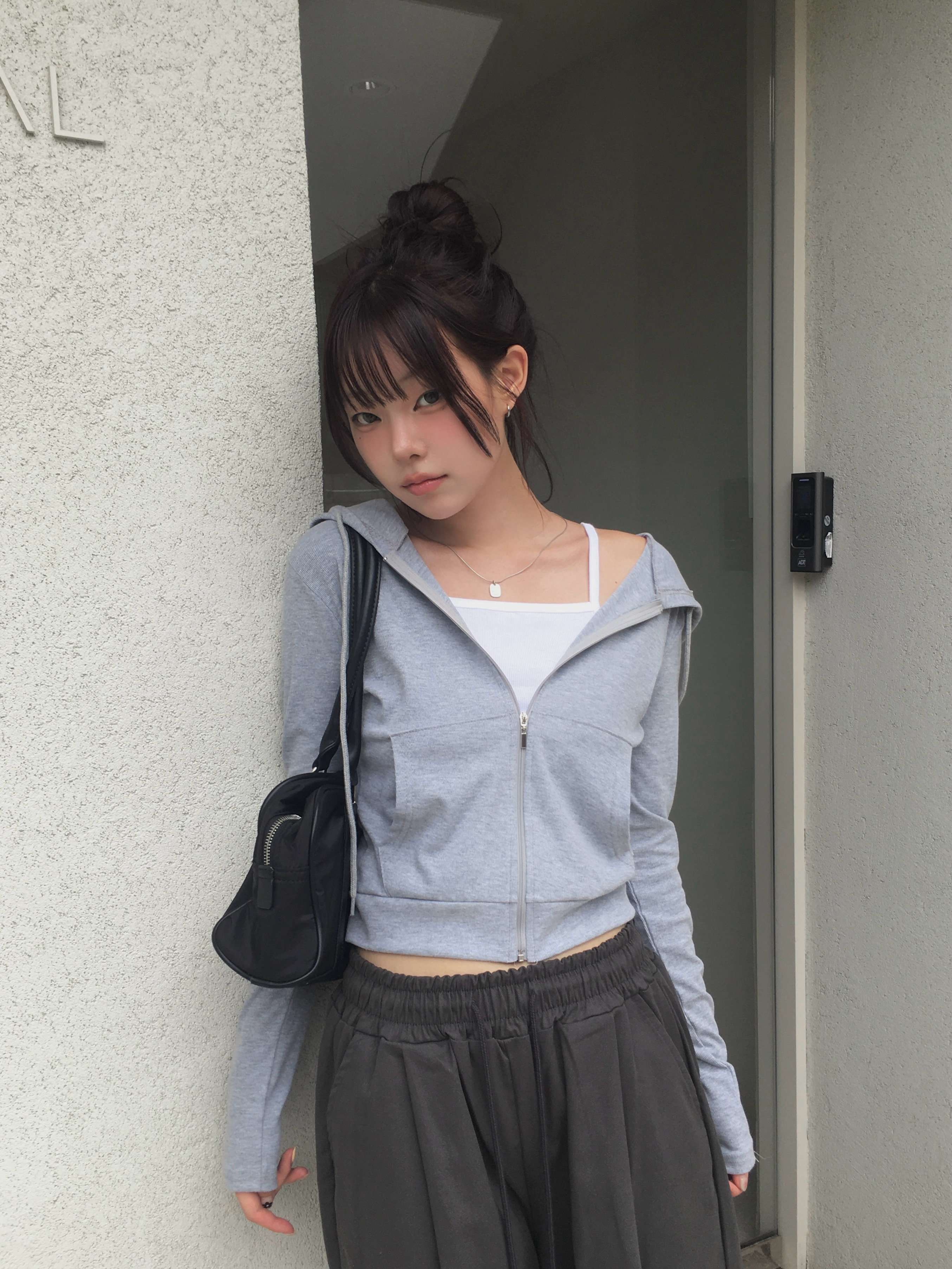 HELMUT LANG ジップアップ カットソー グレー スリムフィットカンガルーポケットクロップドパーカー | ファッション