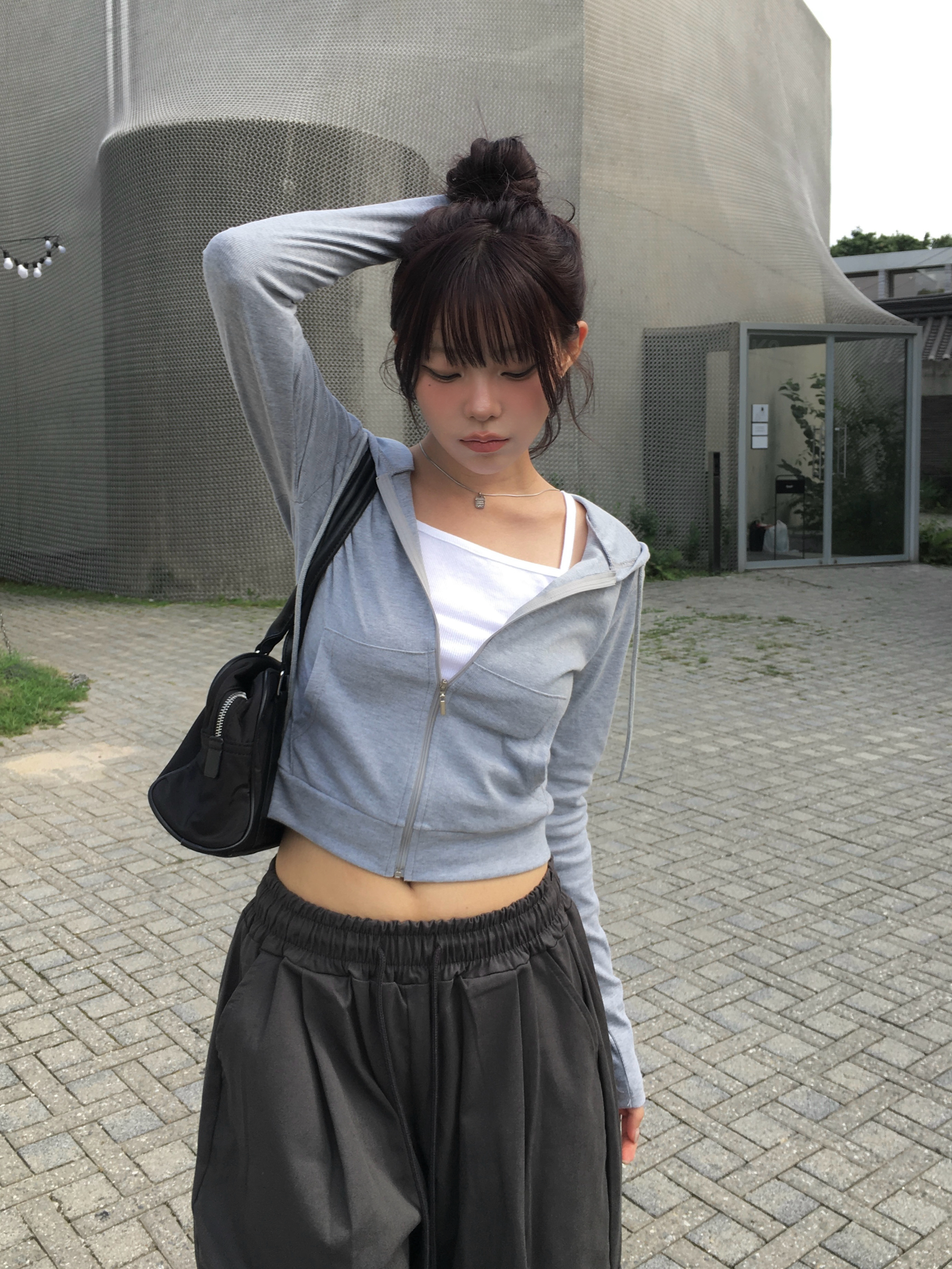 スリムフィットカンガルーポケットクロップドパーカー | ファッション