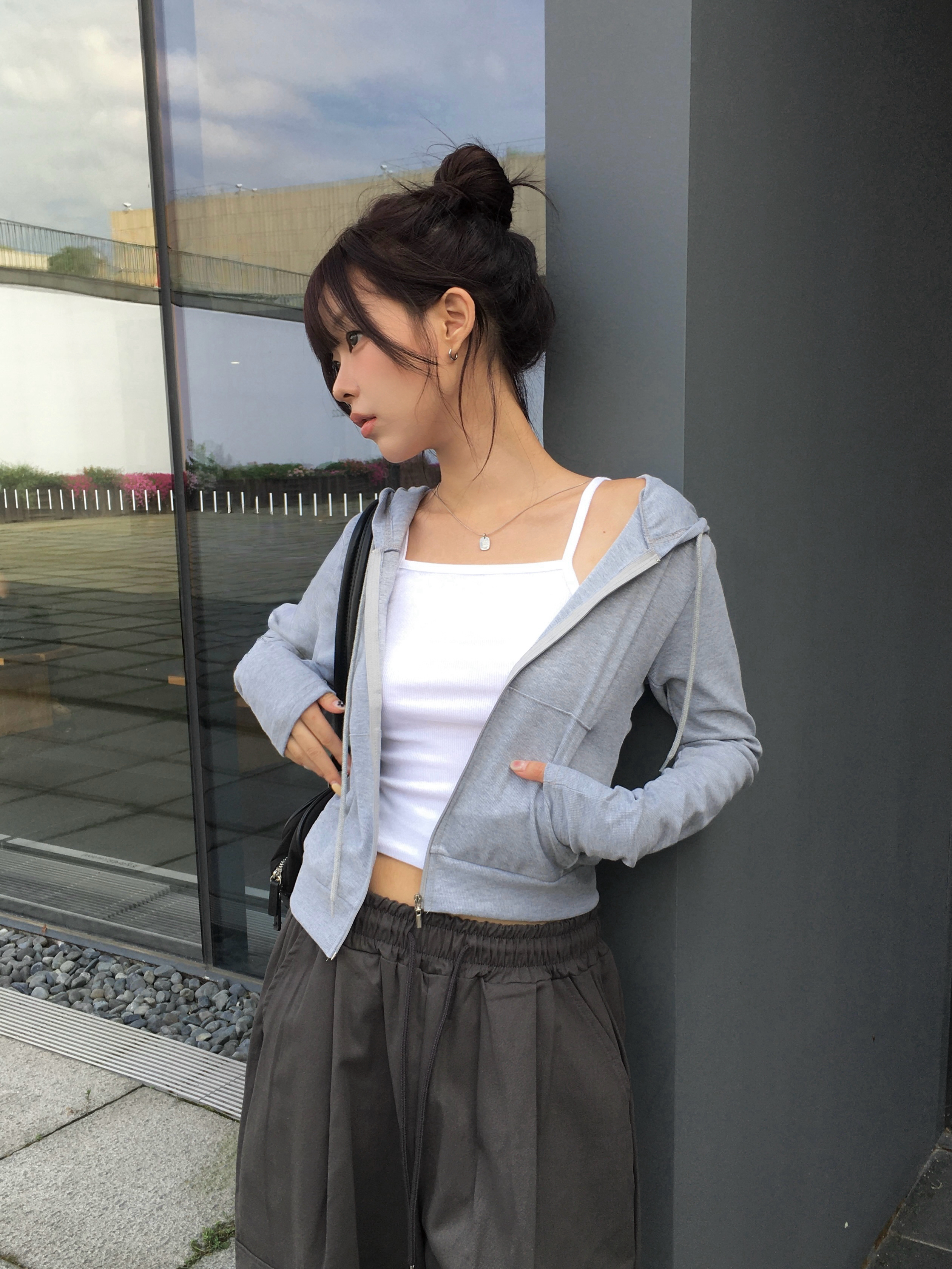 スリムフィットカンガルーポケットクロップドパーカー | ファッション