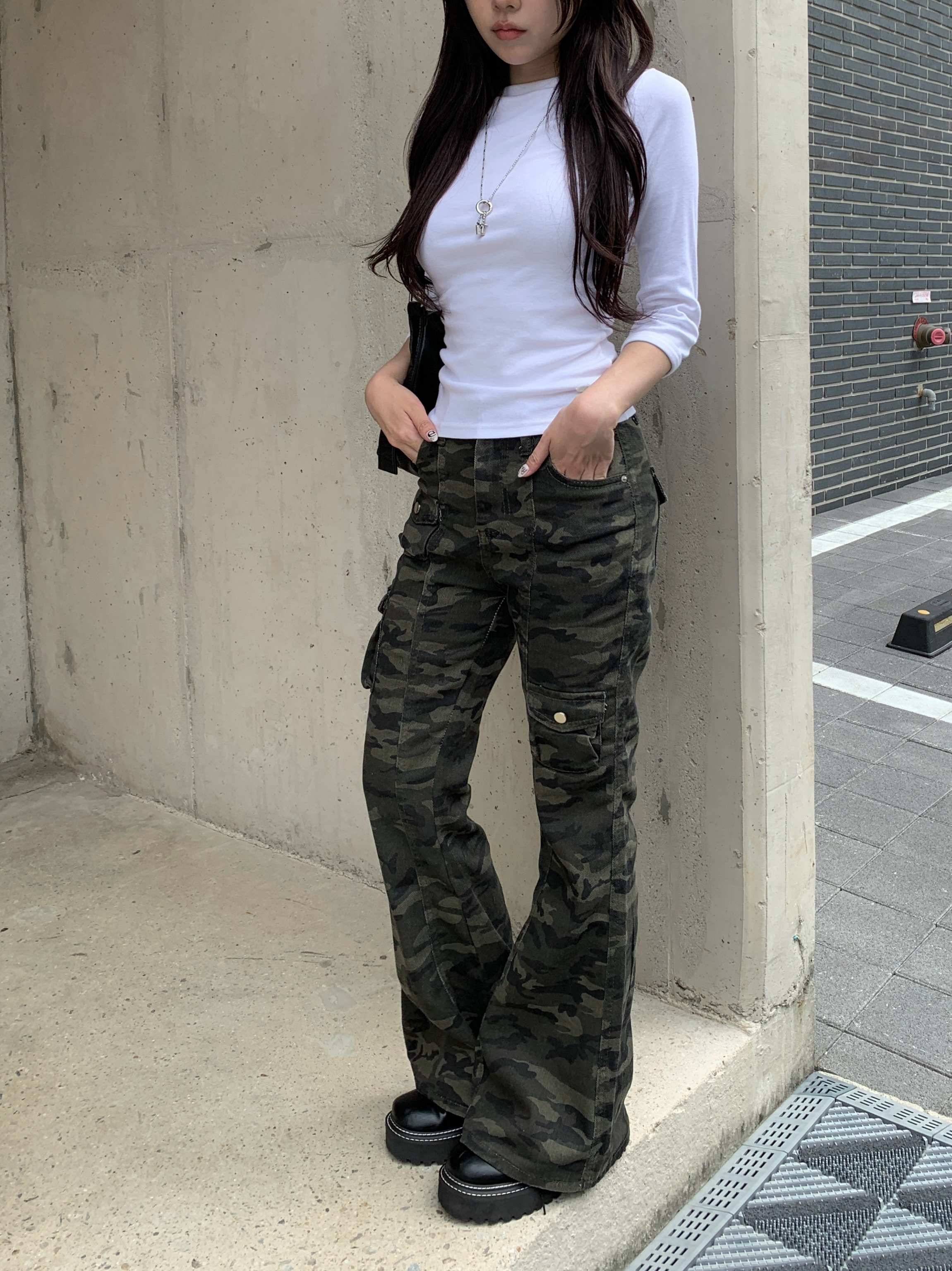 ミリタリーカモフラージュ柄ブーツカットカーゴパンツ | ファッション