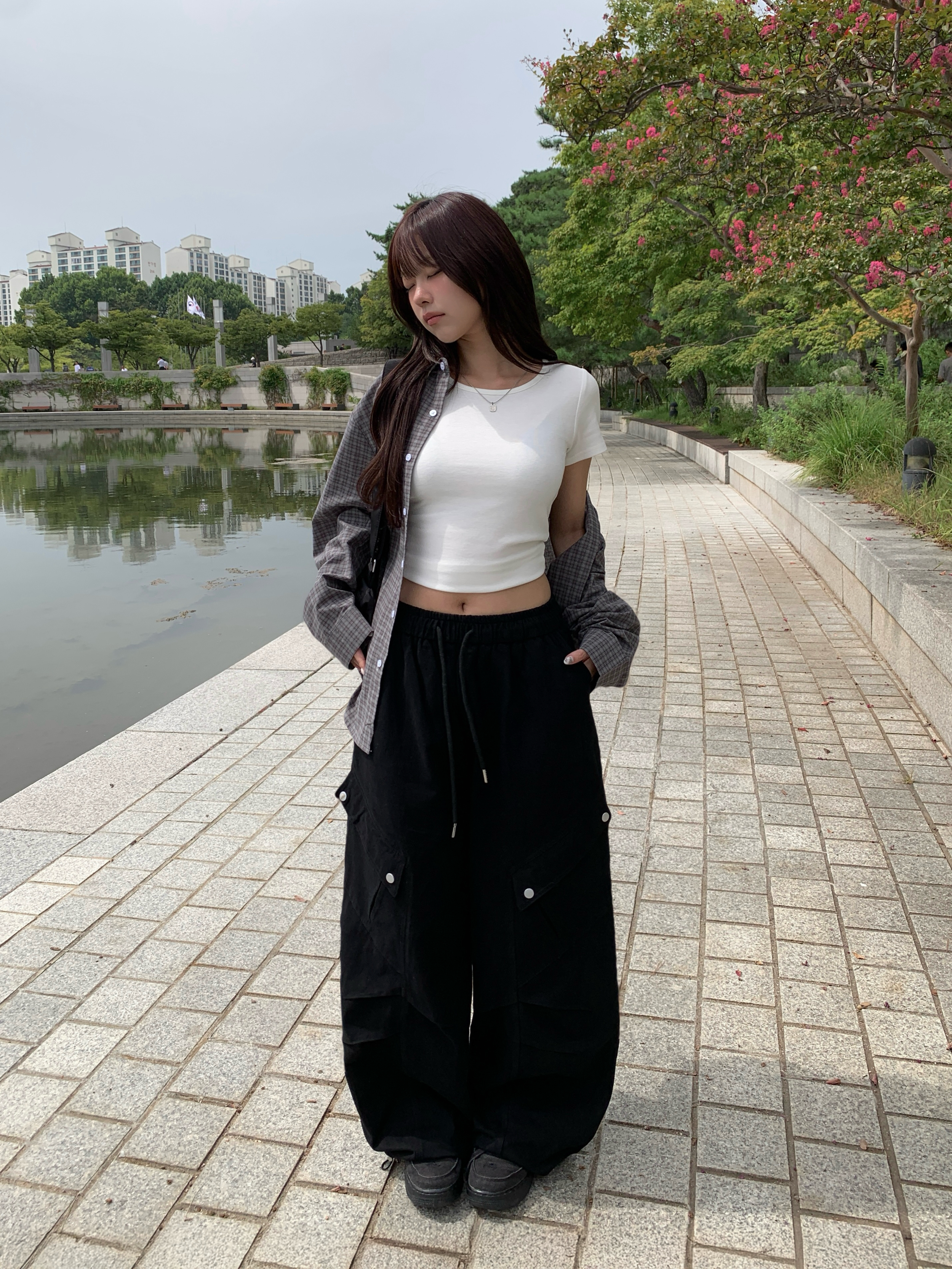 斜めポケット裾ドロストワイドカーゴパンツ | ファッション通販サイト NUGU