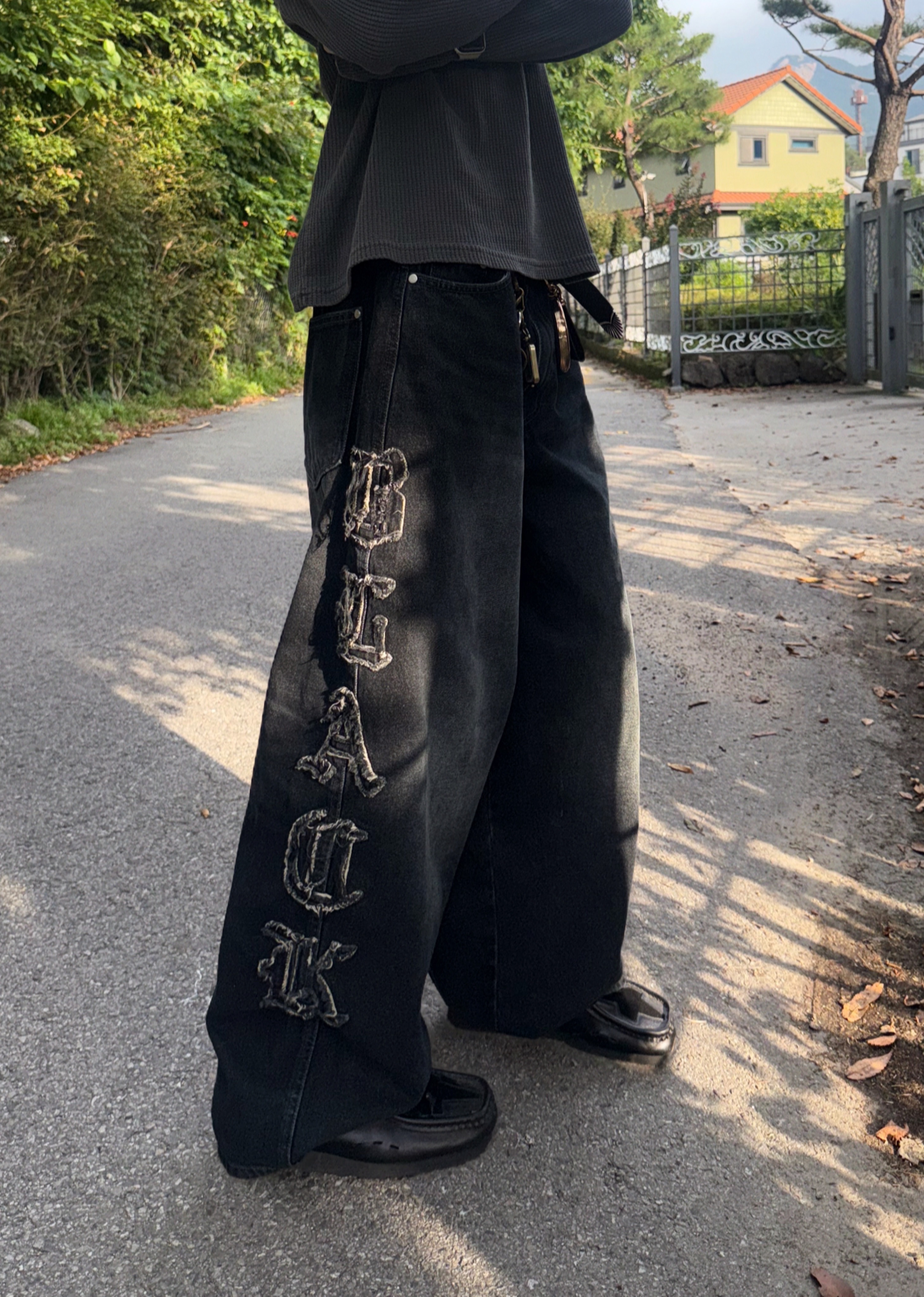 ブラックレタリングウォッシュデニムパンツ