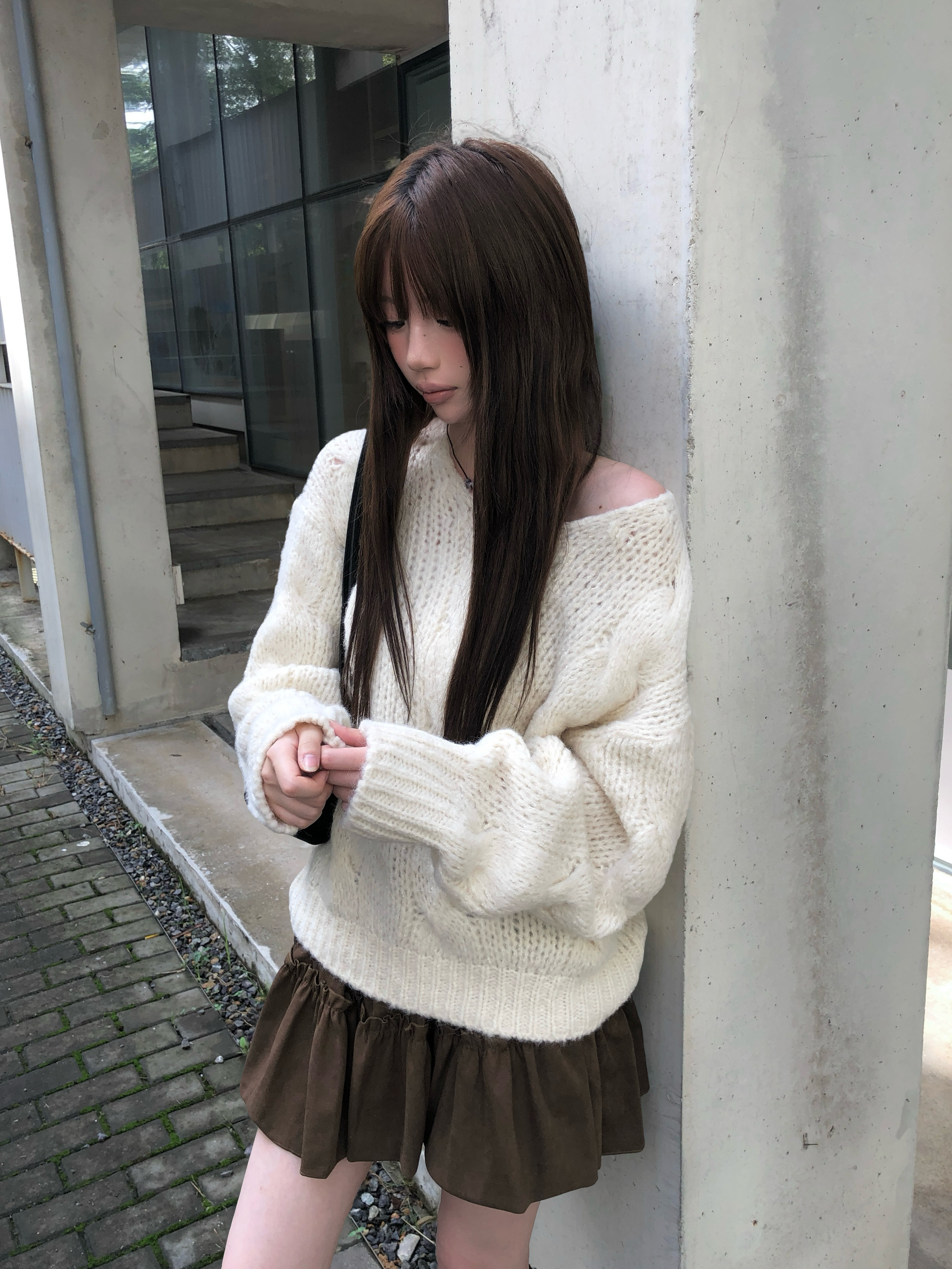 ウール混大胆ケーブル編みルーズVネックニット