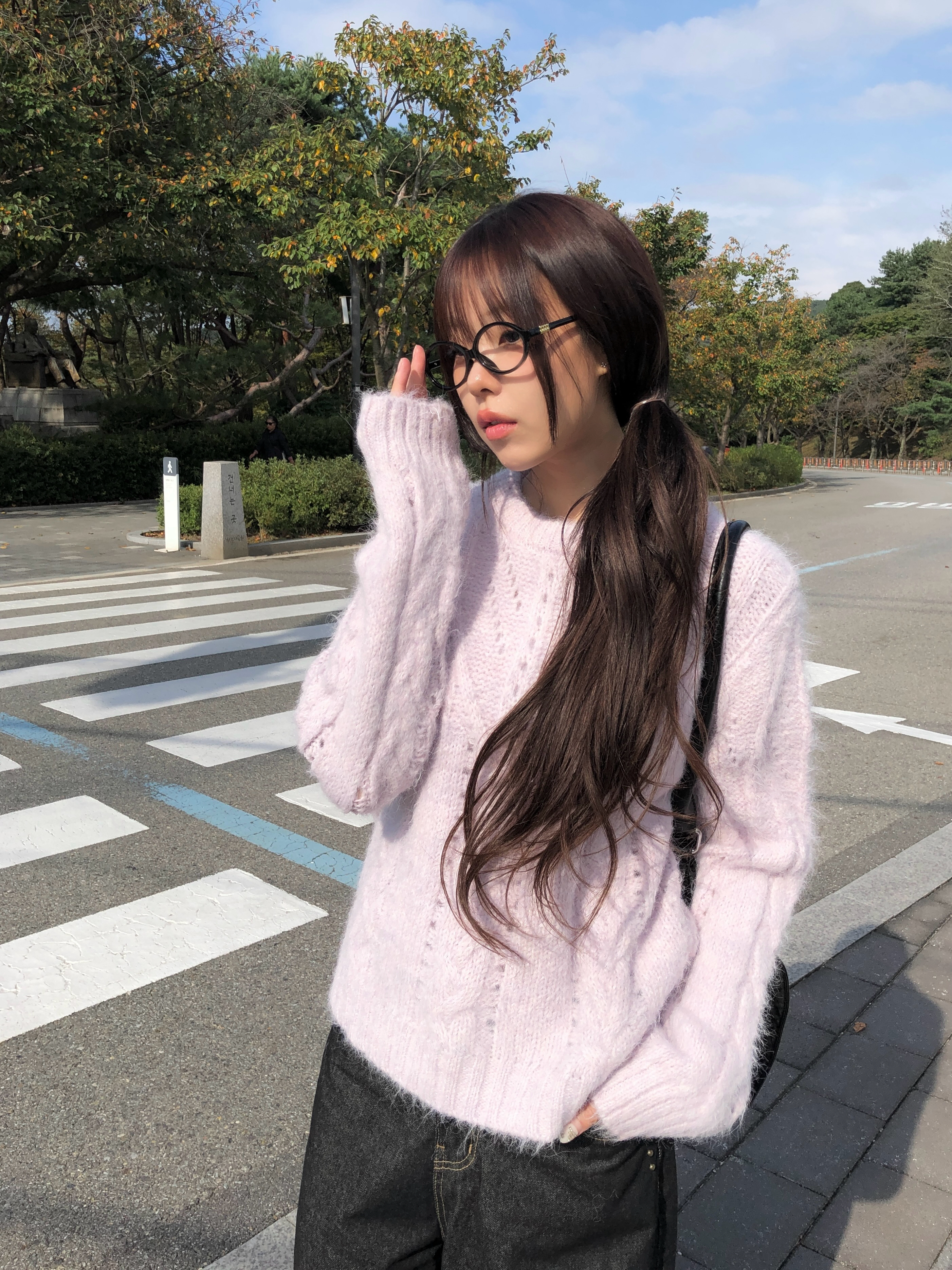 ウール混ケーブル編みアイレットラウンドネックニット