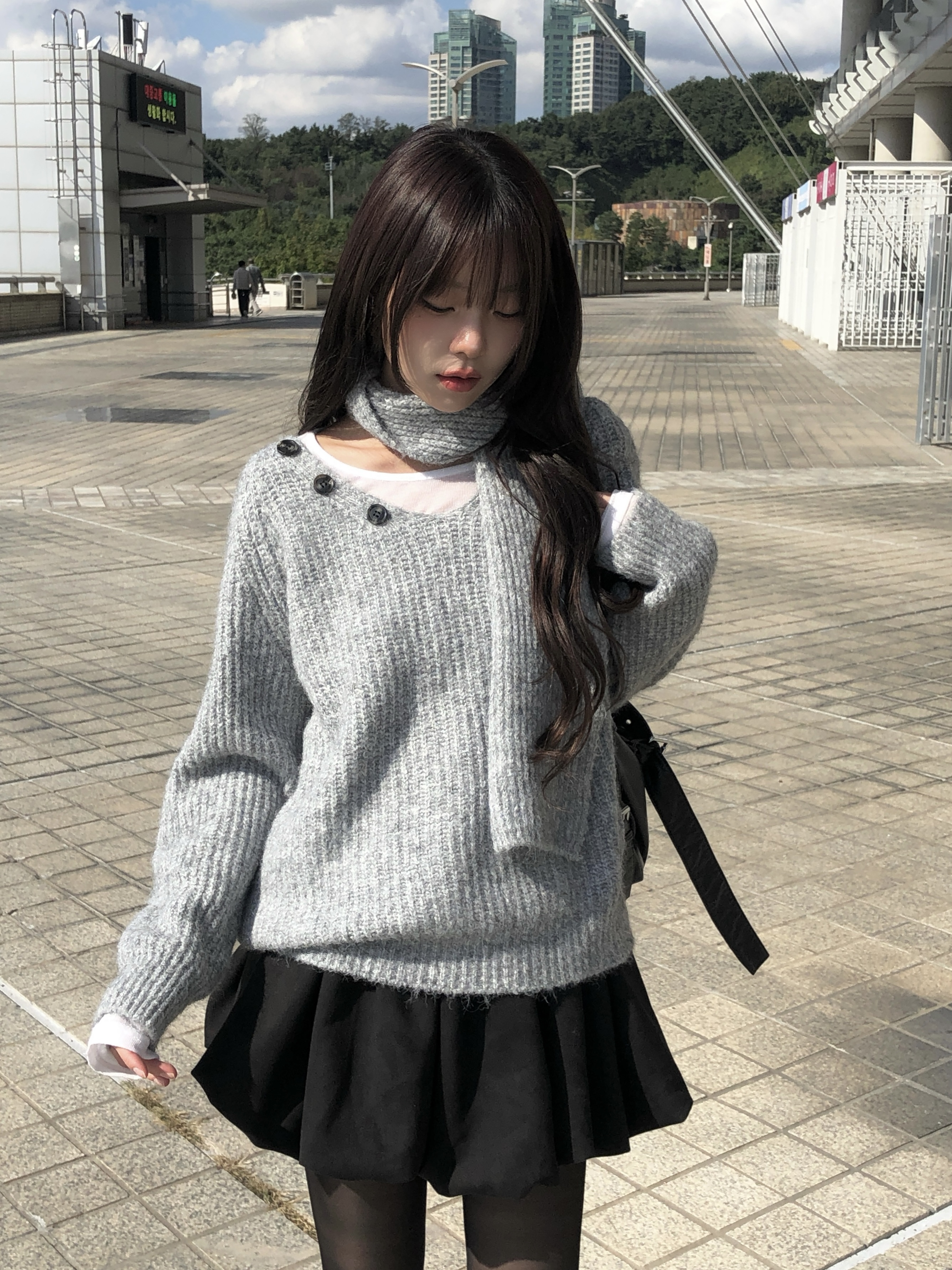 マフラー付き四つボタンVネックニットセット