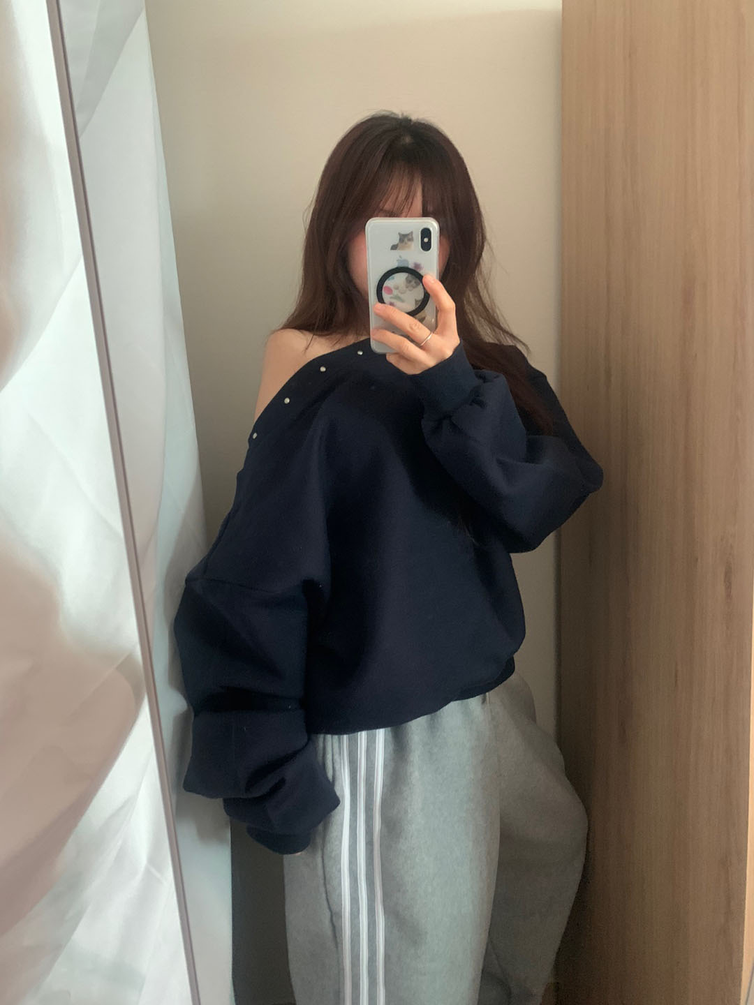 スタッズオフショルスウェット