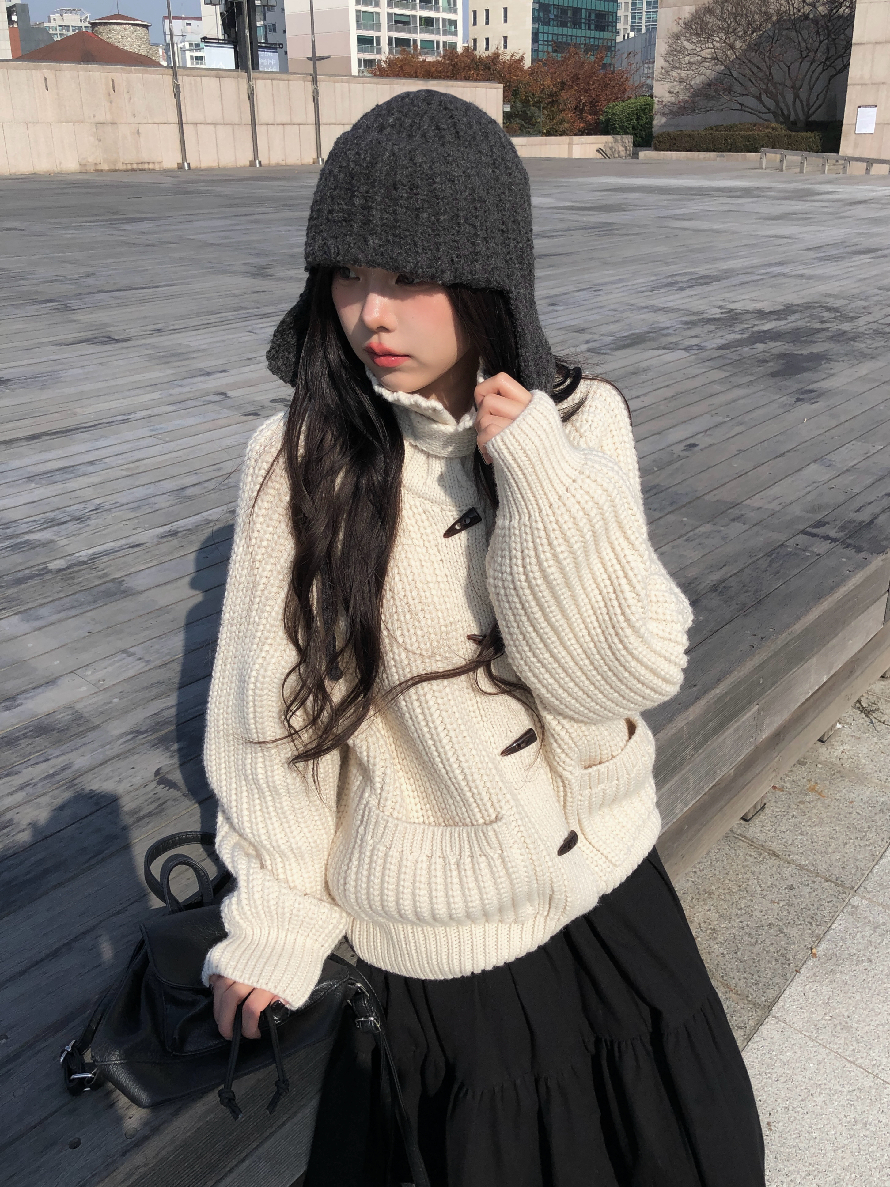 チンストラップ付きハイネックダッフルボタンニットカーディガン