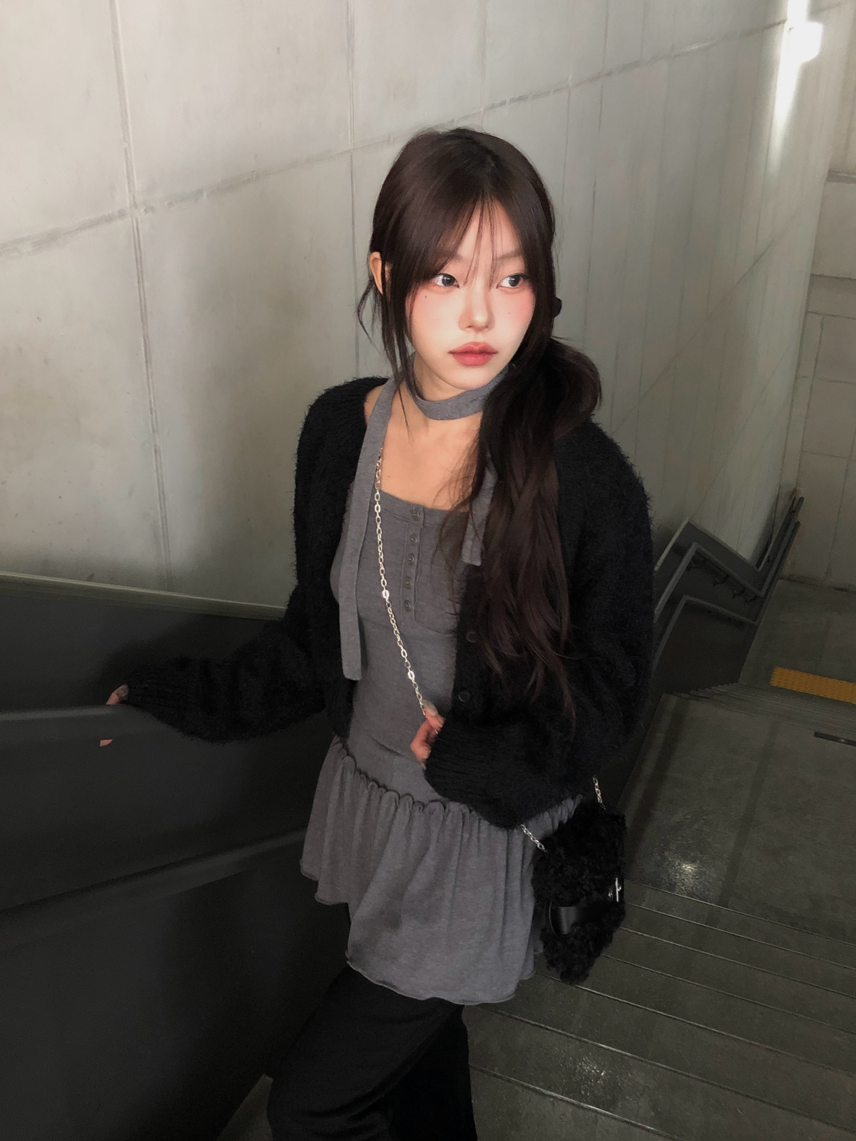 ロングタイマフラー付き裾ラッフルフリルキャミワンピース