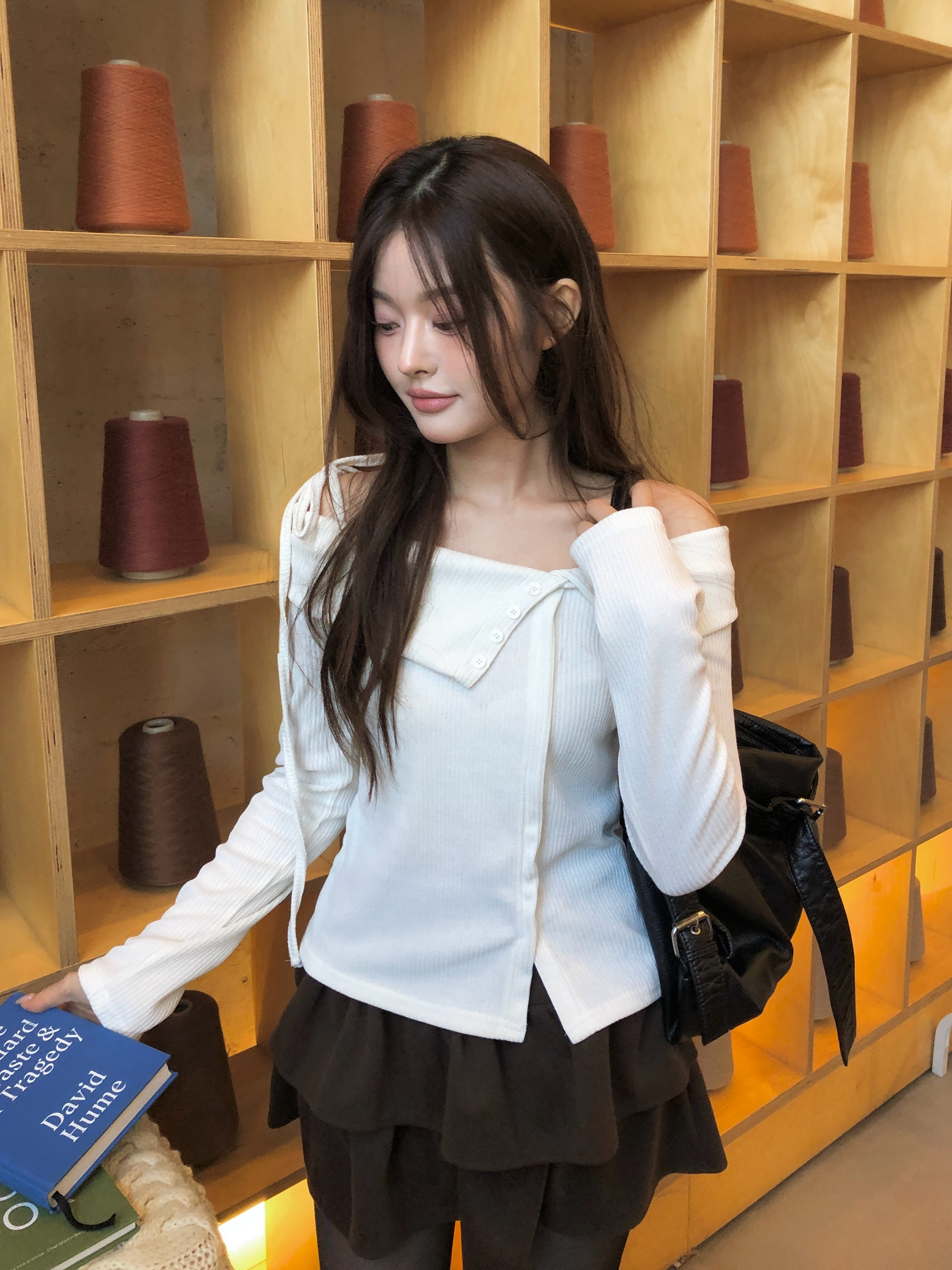 肩紐ボタンオフショルダーリボンニット