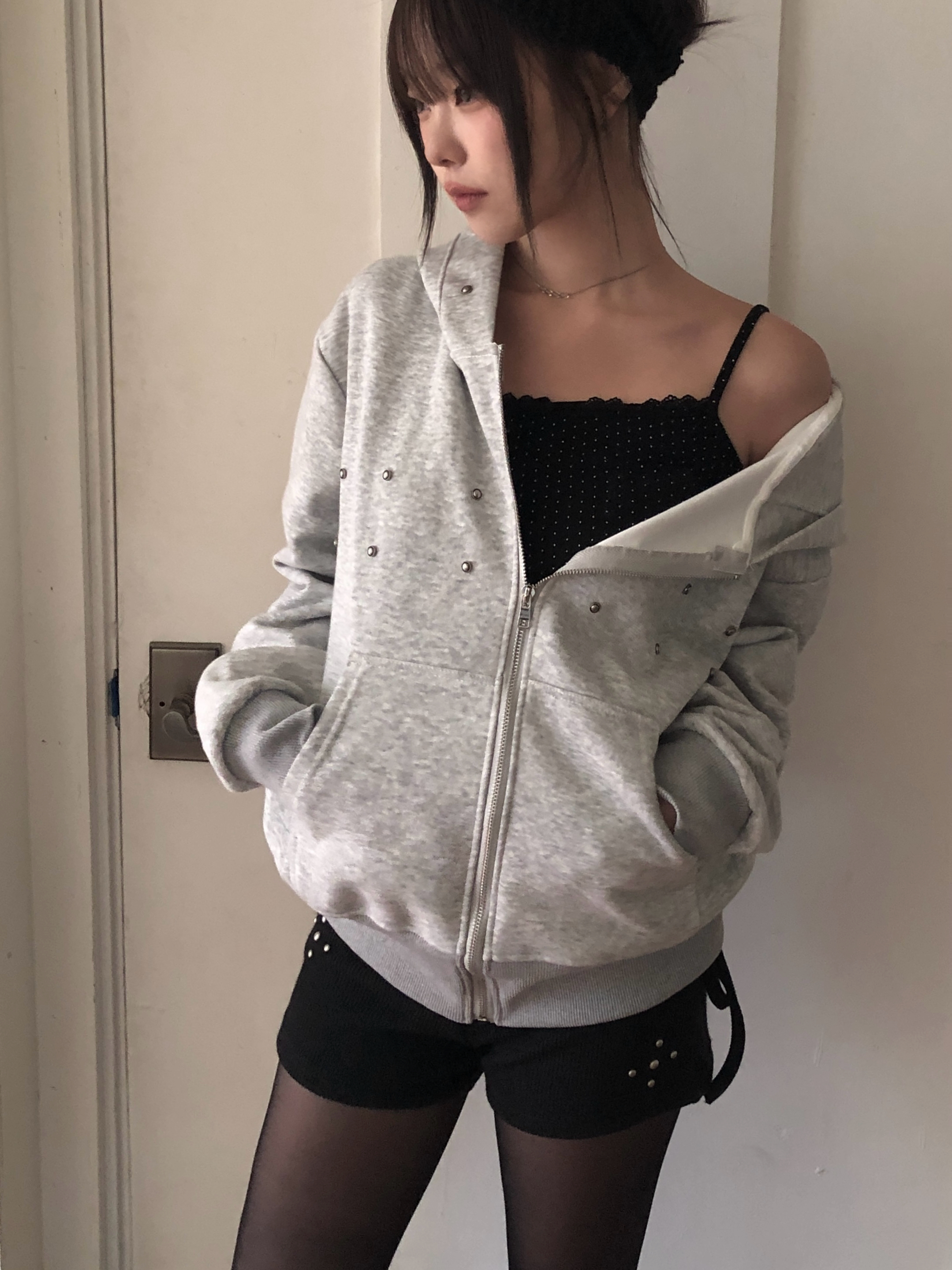 スタッズポイントカンガルーポケットジップパーカー