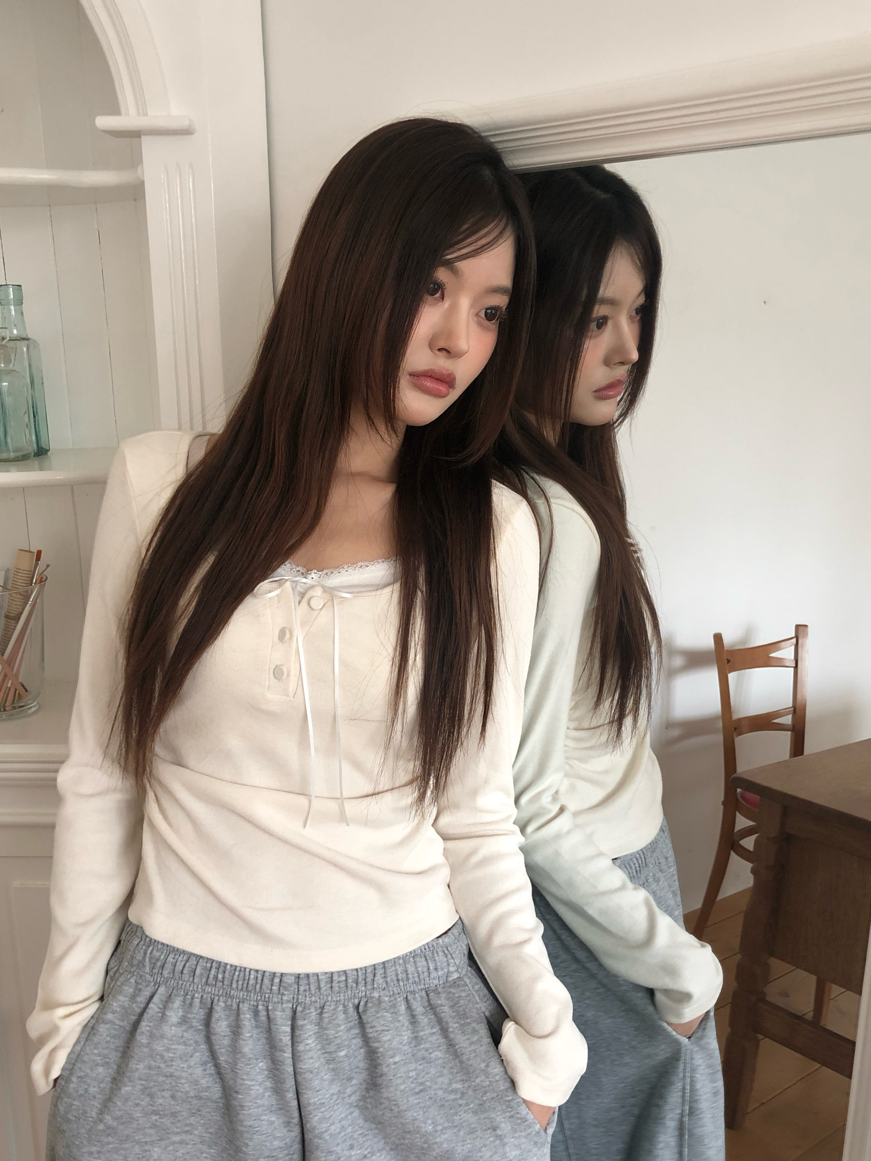 レースレイヤードサイドシャーリングUネックボタンTシャツ