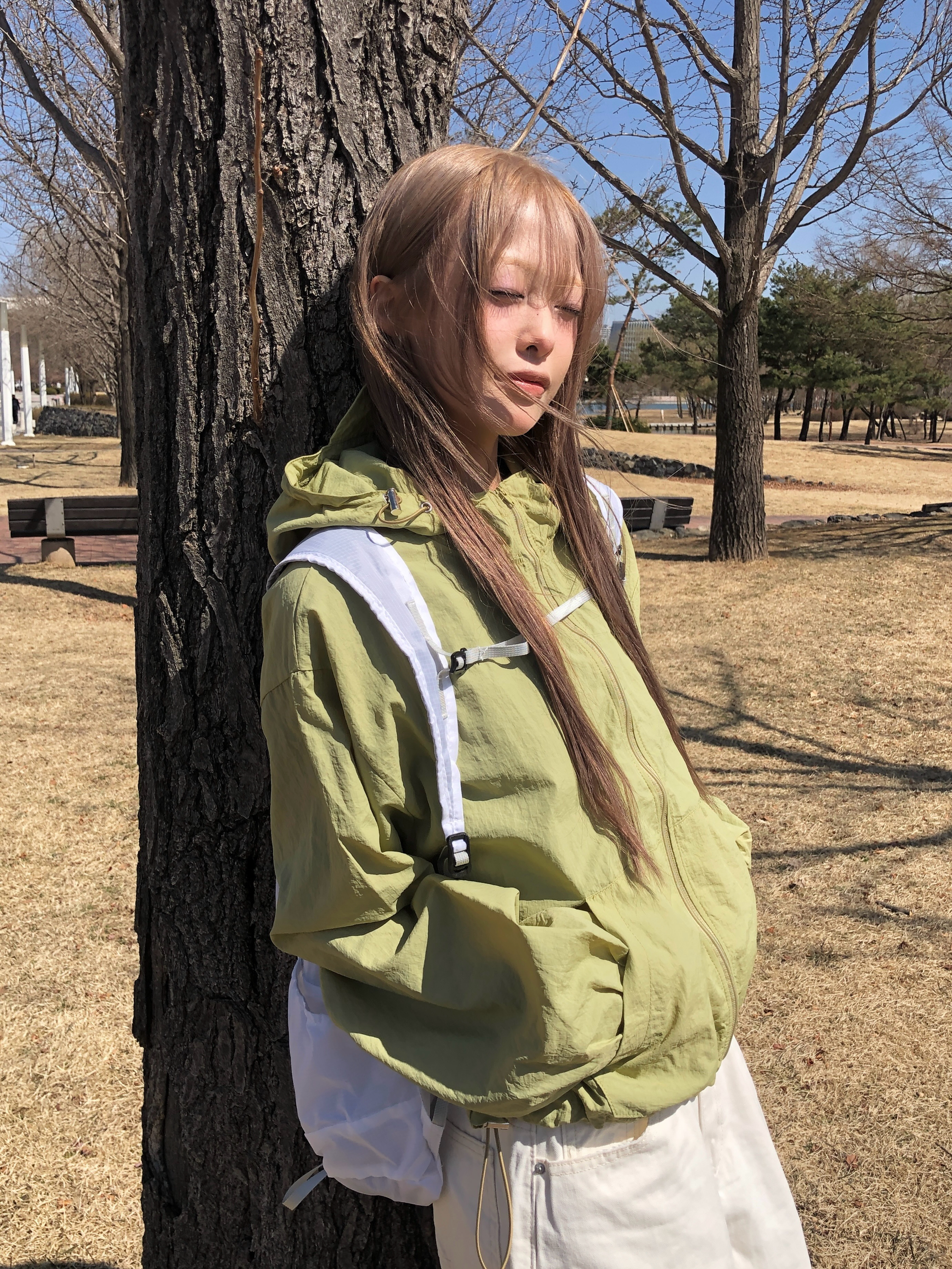 つば付きフードセミクロップドウインドブレーカー