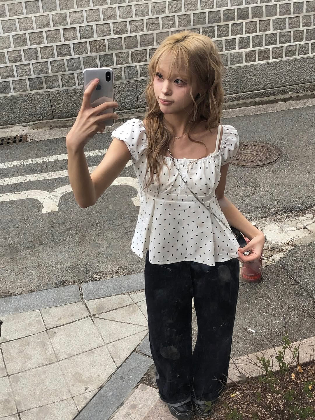 ドットパフフレンチスクエアネックホワイトブラウス