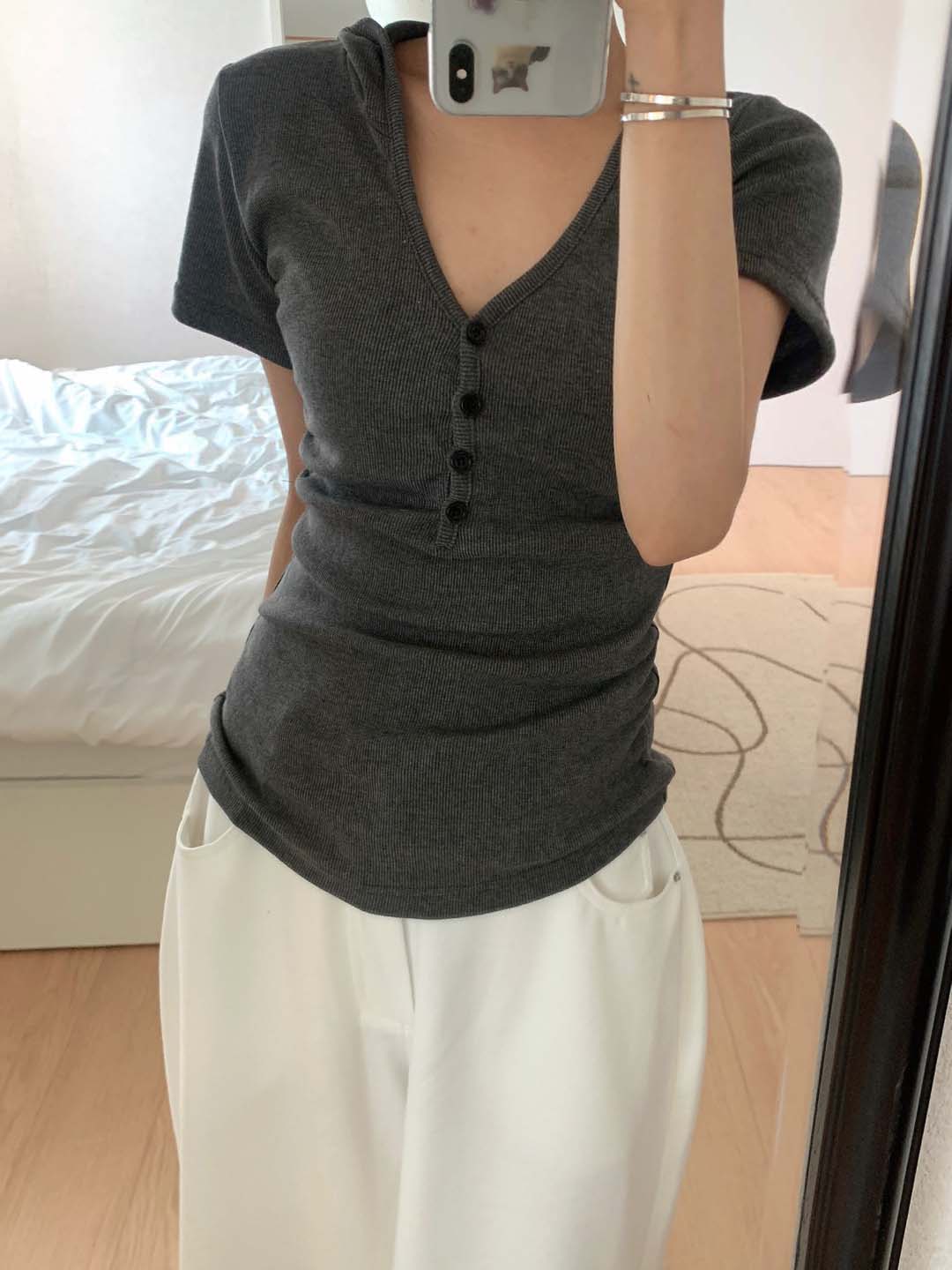スリムフィットVネックボタンシャー링フード付きTシャツ