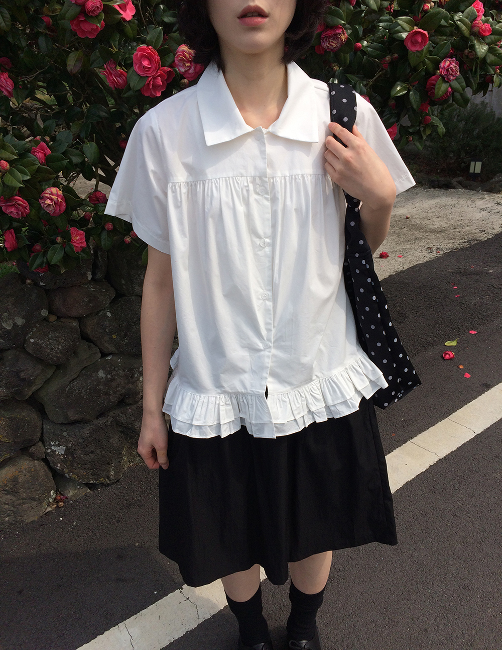 フリルカラーブラウス