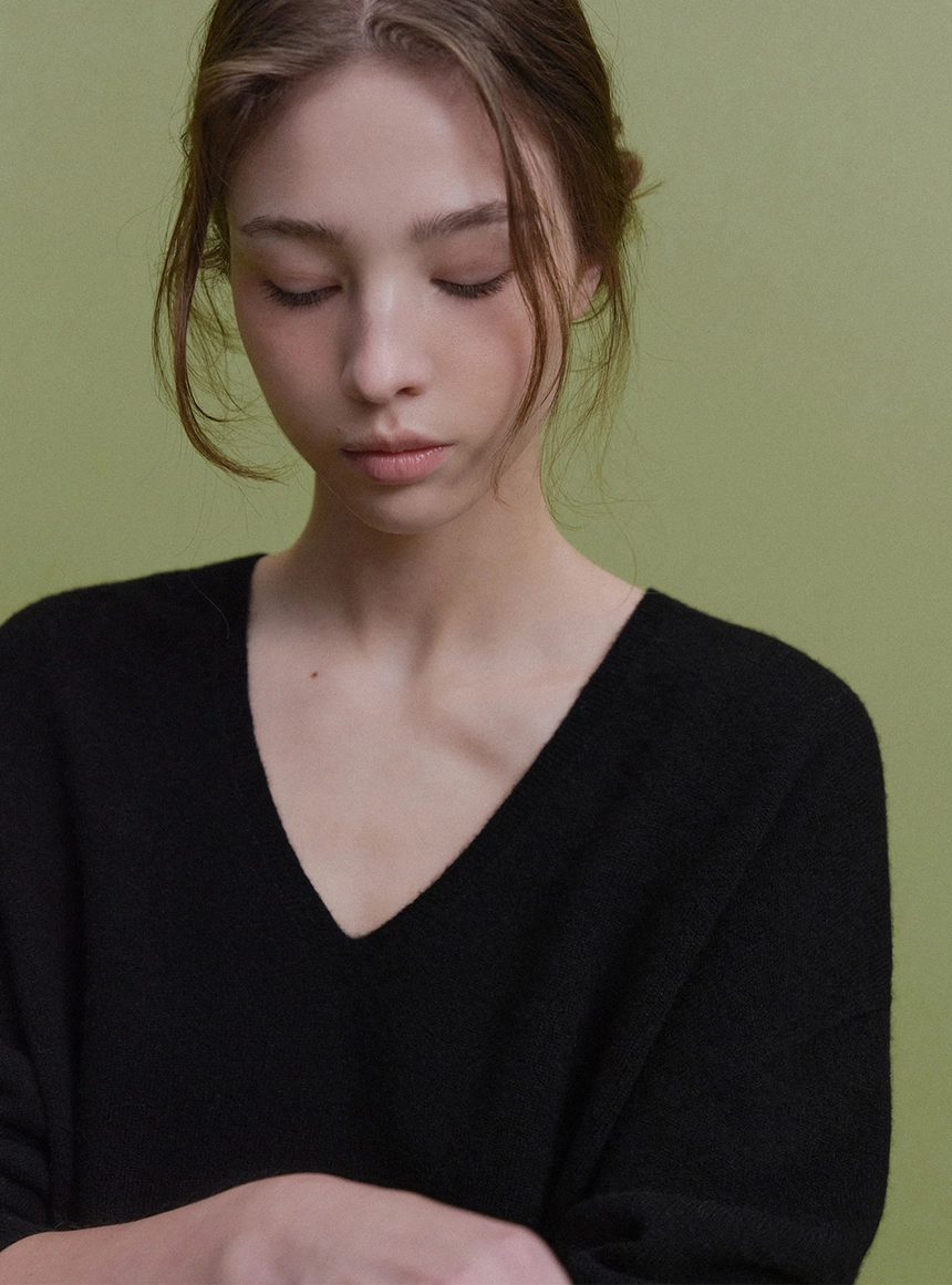 Lei-Wool-V-neck-Knit-black_03.jpg