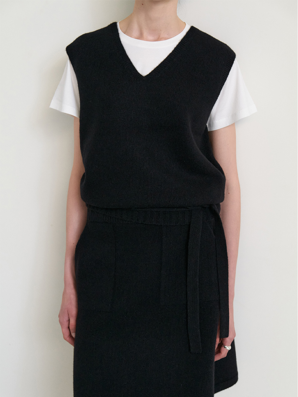 Whole garment belted knit vest_BLACK