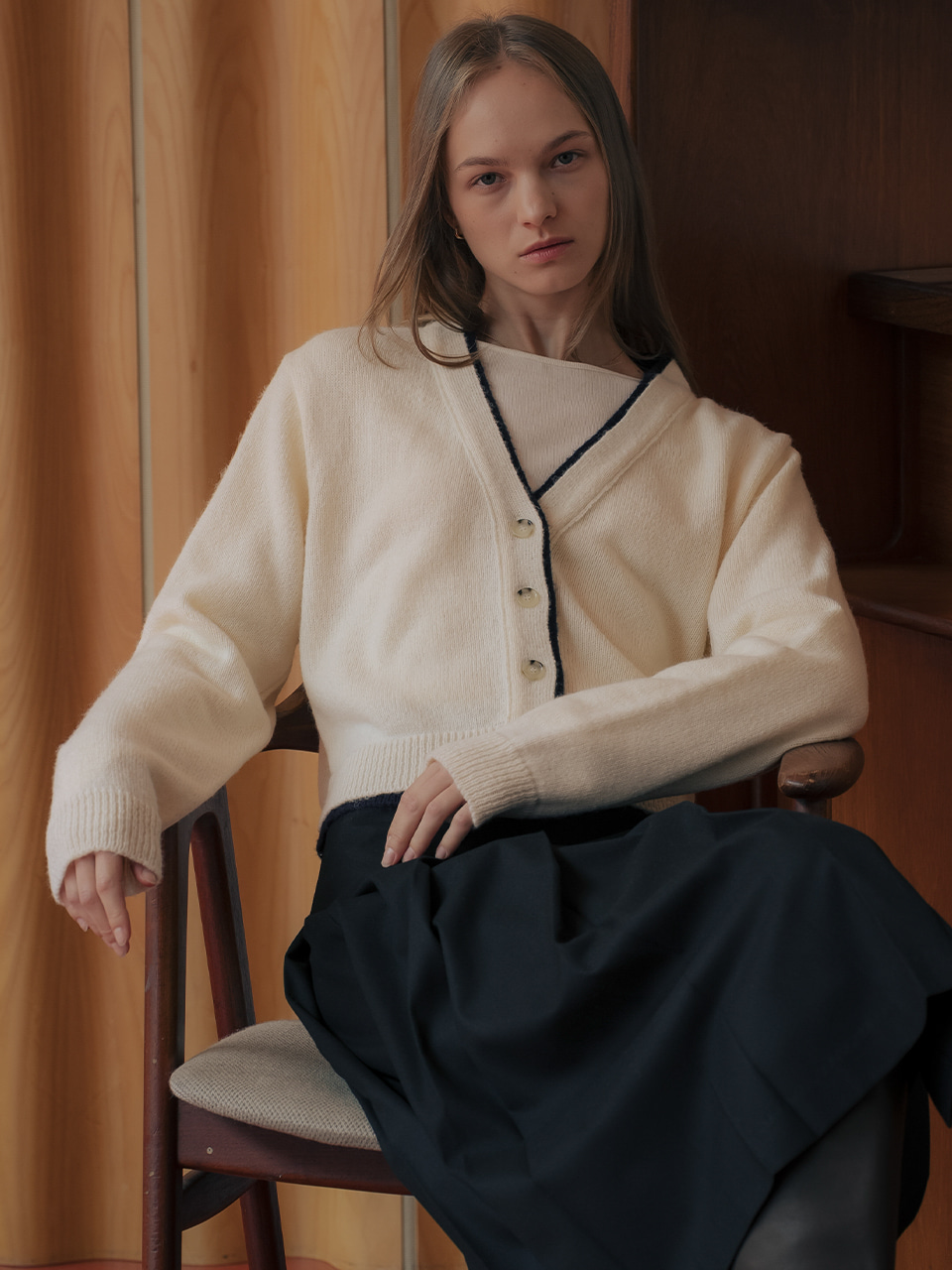 V NECK LOGO BUTTON CARDIGAN NAVY | ファッション通販サイト NUGU