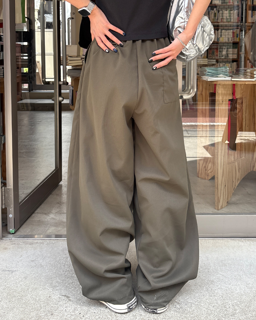 マットストレッチセンターシームパンツ - SOÉJU online store