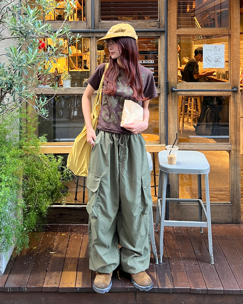 ベージュ カーゴパンツ ドローストリング付き ドロストカーゴパンツ ボトムス 裾ドローコード レディース 抜け