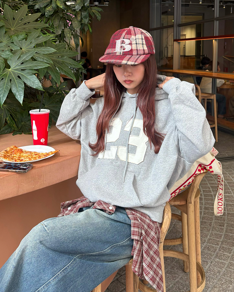 23パッチカンガルーポケットフードパーカー