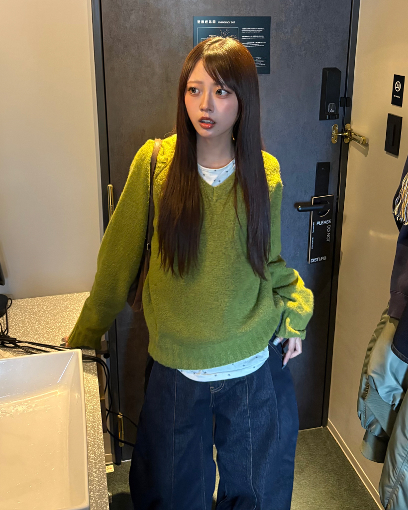 Ｖネックリブヘムルーズセーター