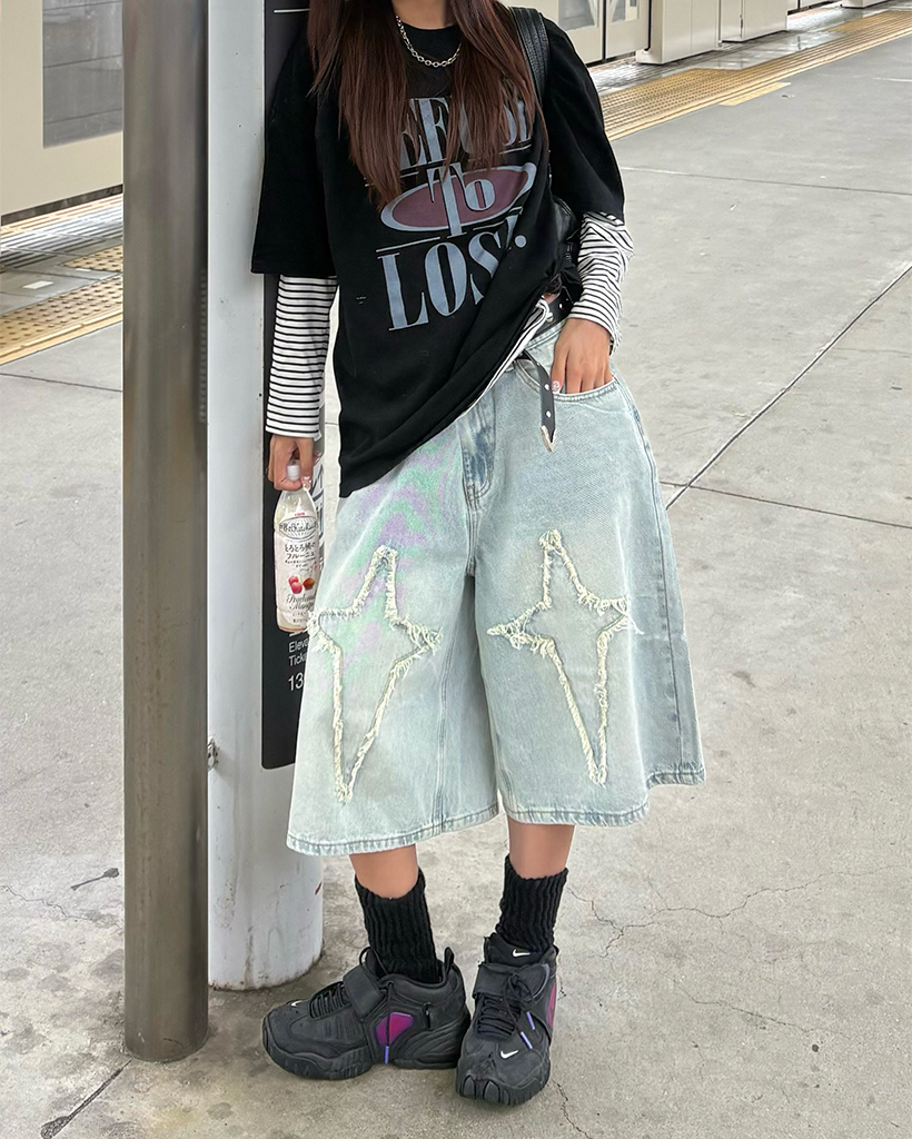 （ユニセックス）カットオフフリンジパッチバミューダジーンズ