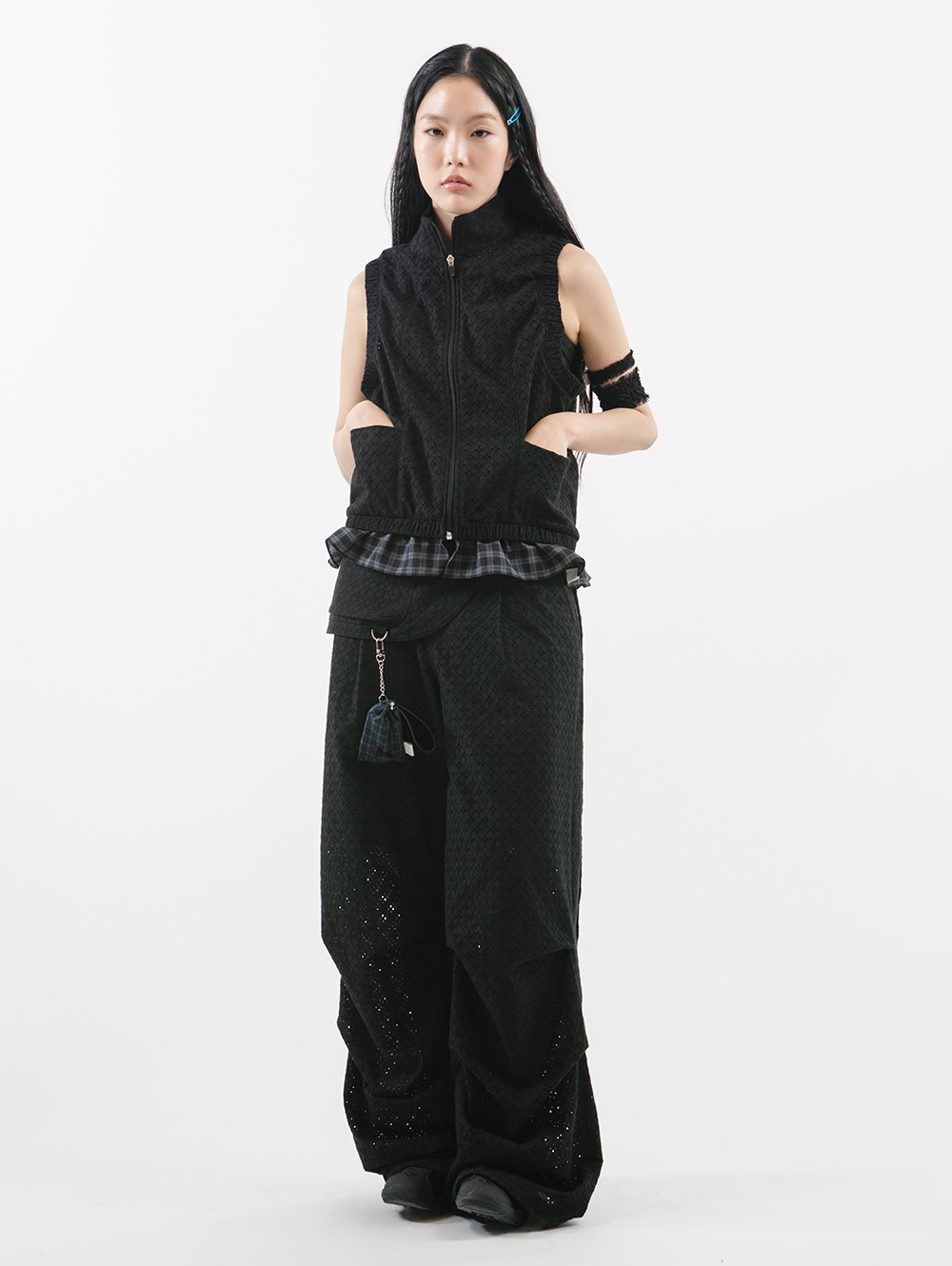 パンツ仲間 K-POPアイドル着用] EYELET BELT BAG PANTS [BLACK