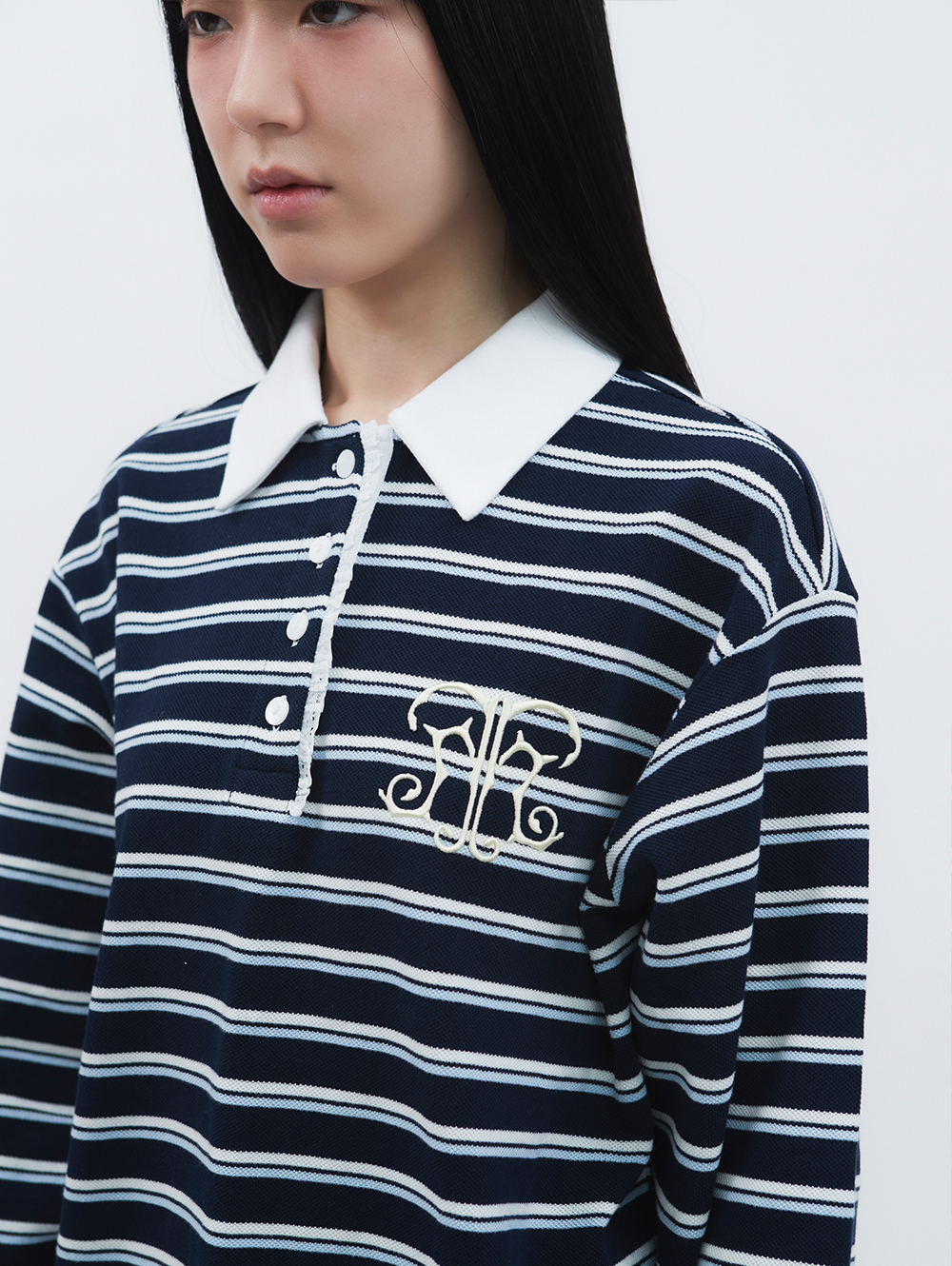 K-POPアイドル着用] STRIPE EMBLEM POLO SHIRT [NAVY] | ファッション