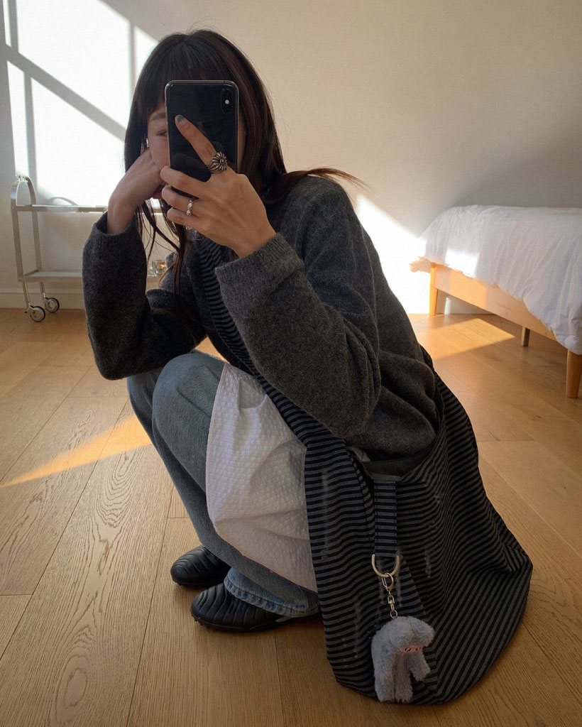 [K-POPアイドル着用] REVERSIBLE STRIPE BAG