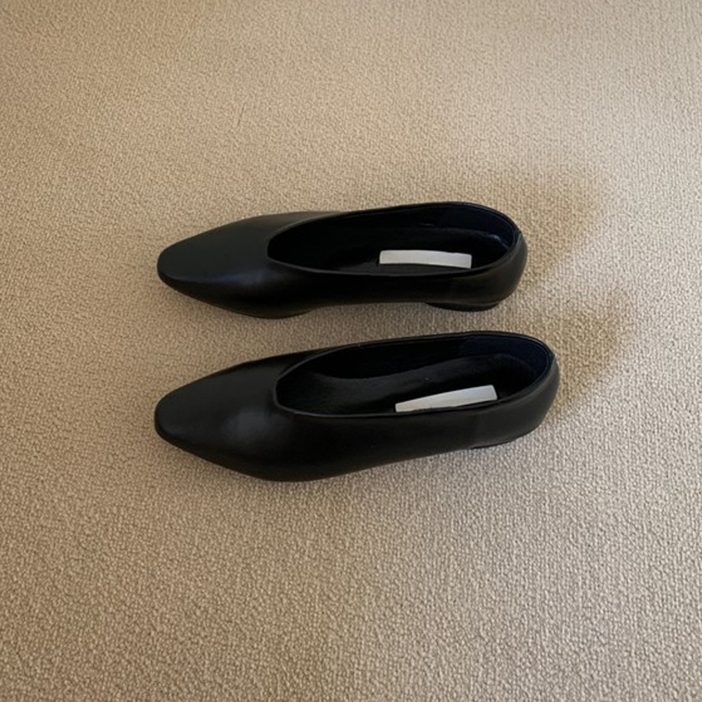 Slim flat shoes