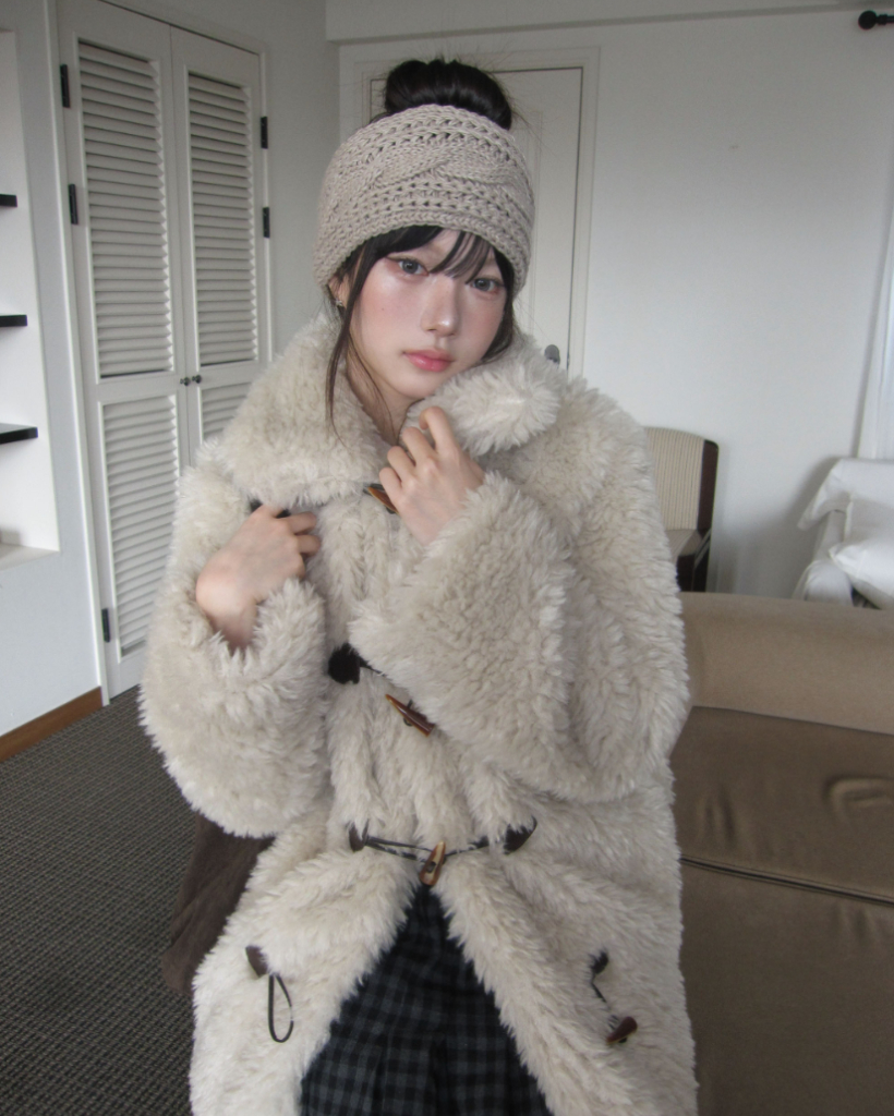 ⟡boohoo ファーコート⟡ ポンポン付きフードフェイクファージャケット (2color) | ファッション