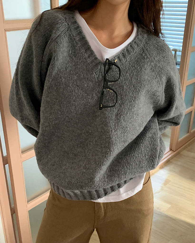 ルーズフィットVネックニット