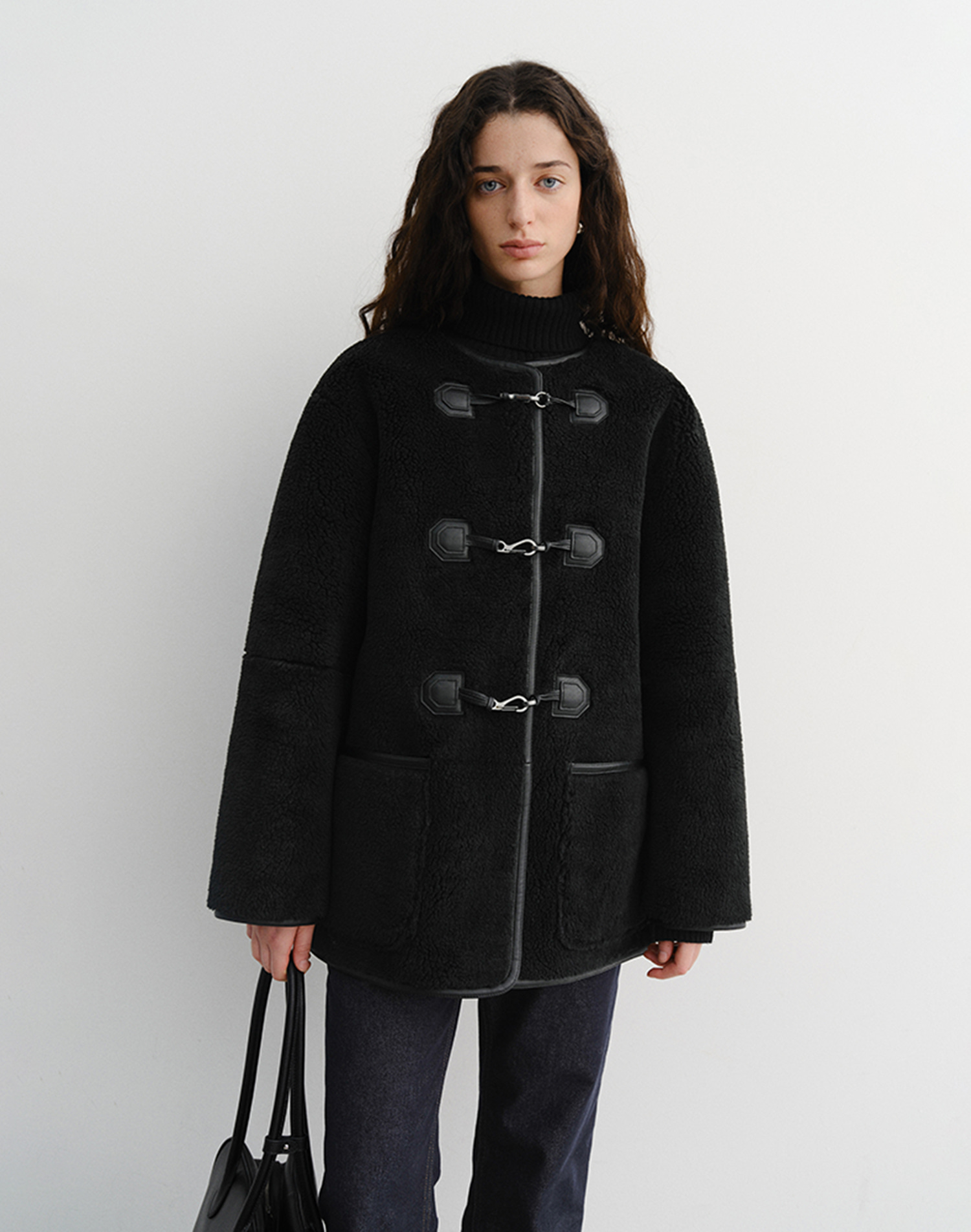 COLLARLESS BUCKLED SHEARLING JACKET BLACK_UDJU5D223BK