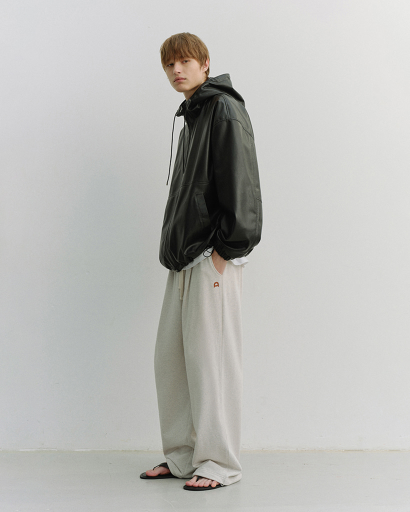 UNISEX LEATHER LOGO WIDE SWEAT PANTS OATMEAL MELANGE_M_UDPA6A102I1