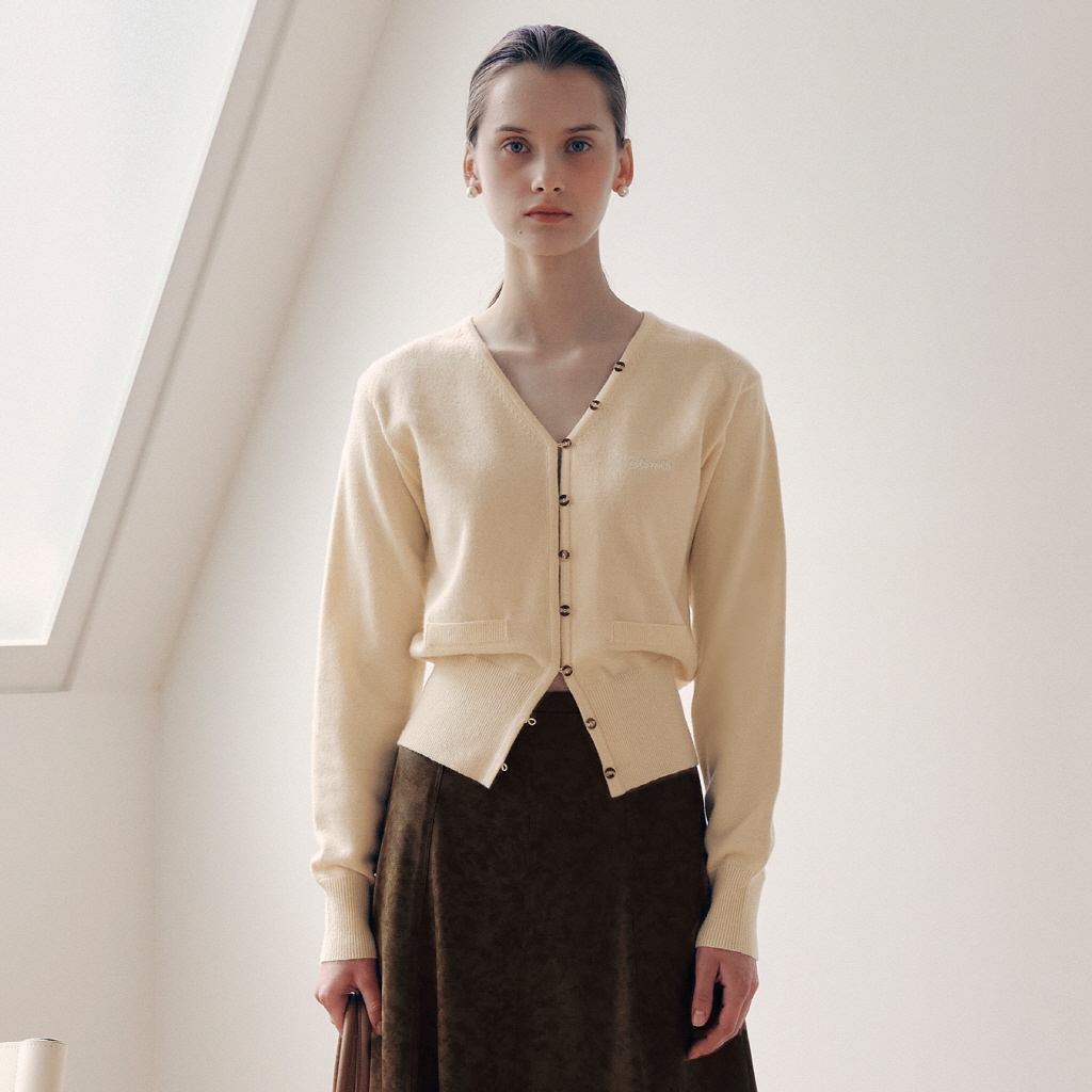 V NECK LOGO BUTTON CARDIGAN NAVY | ファッション通販サイト NUGU